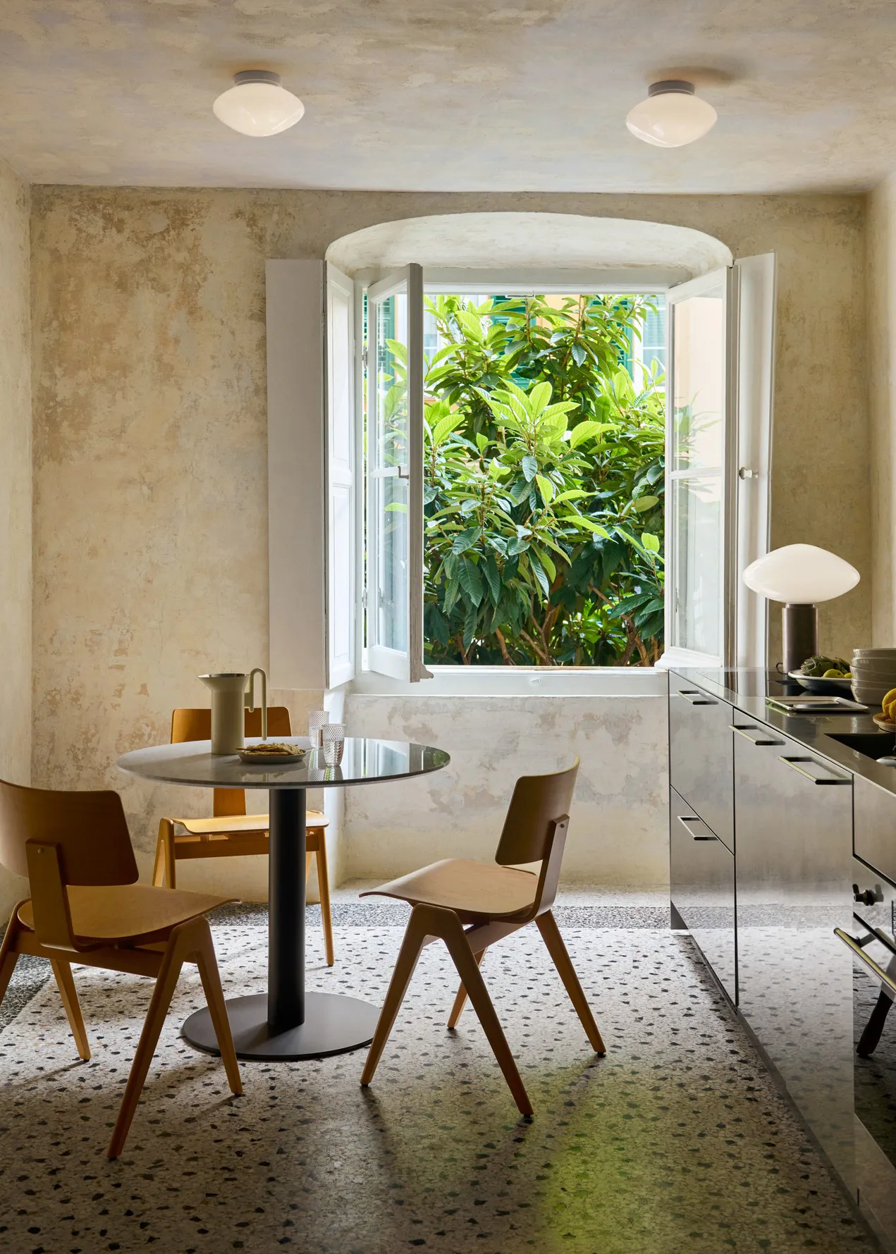 Mist AP22 ceiling/wall lamp Ø25 cm, White-opal glass &Tradition