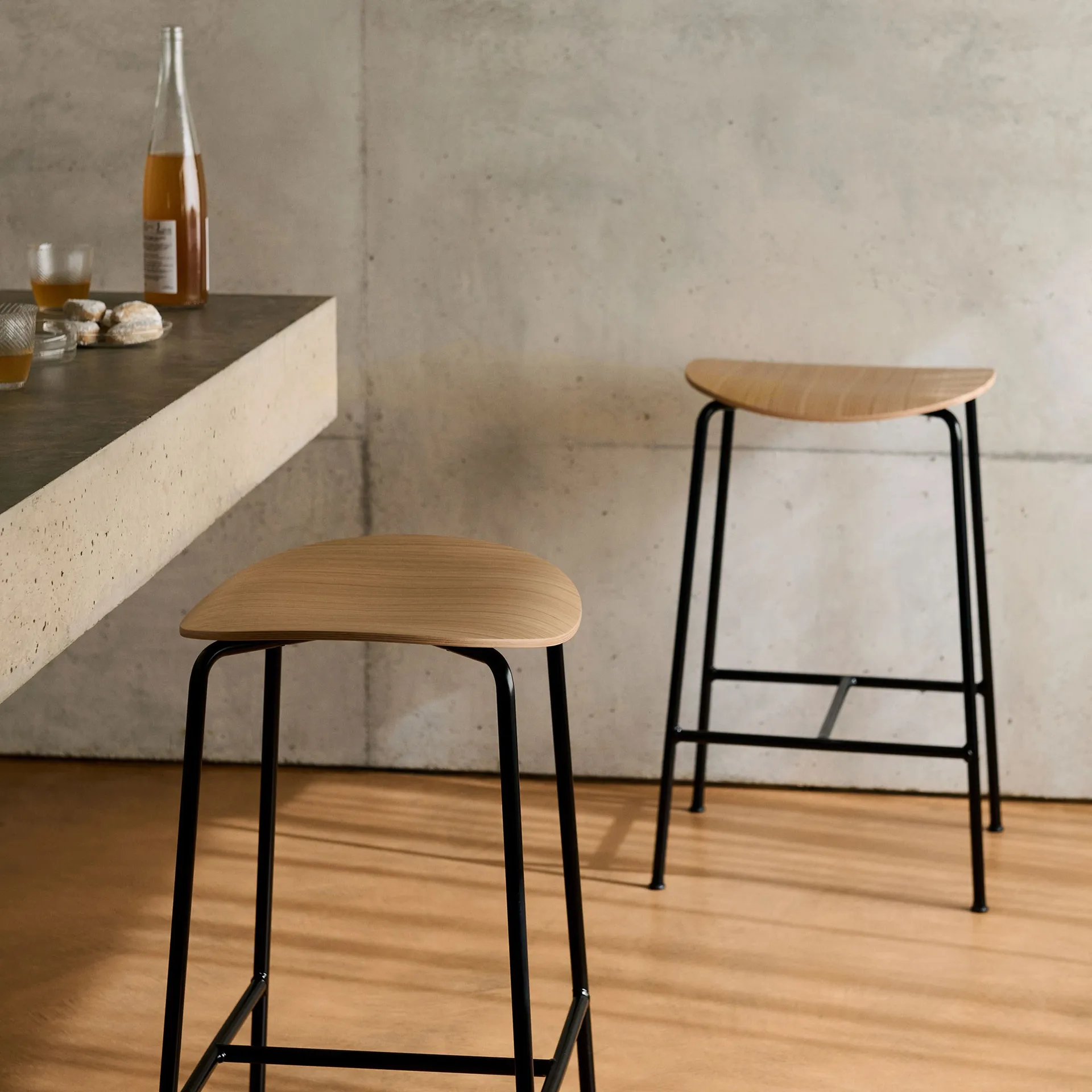 Pavilion AV38 bar stool 79 cm, Black-lacquered oak &Tradition