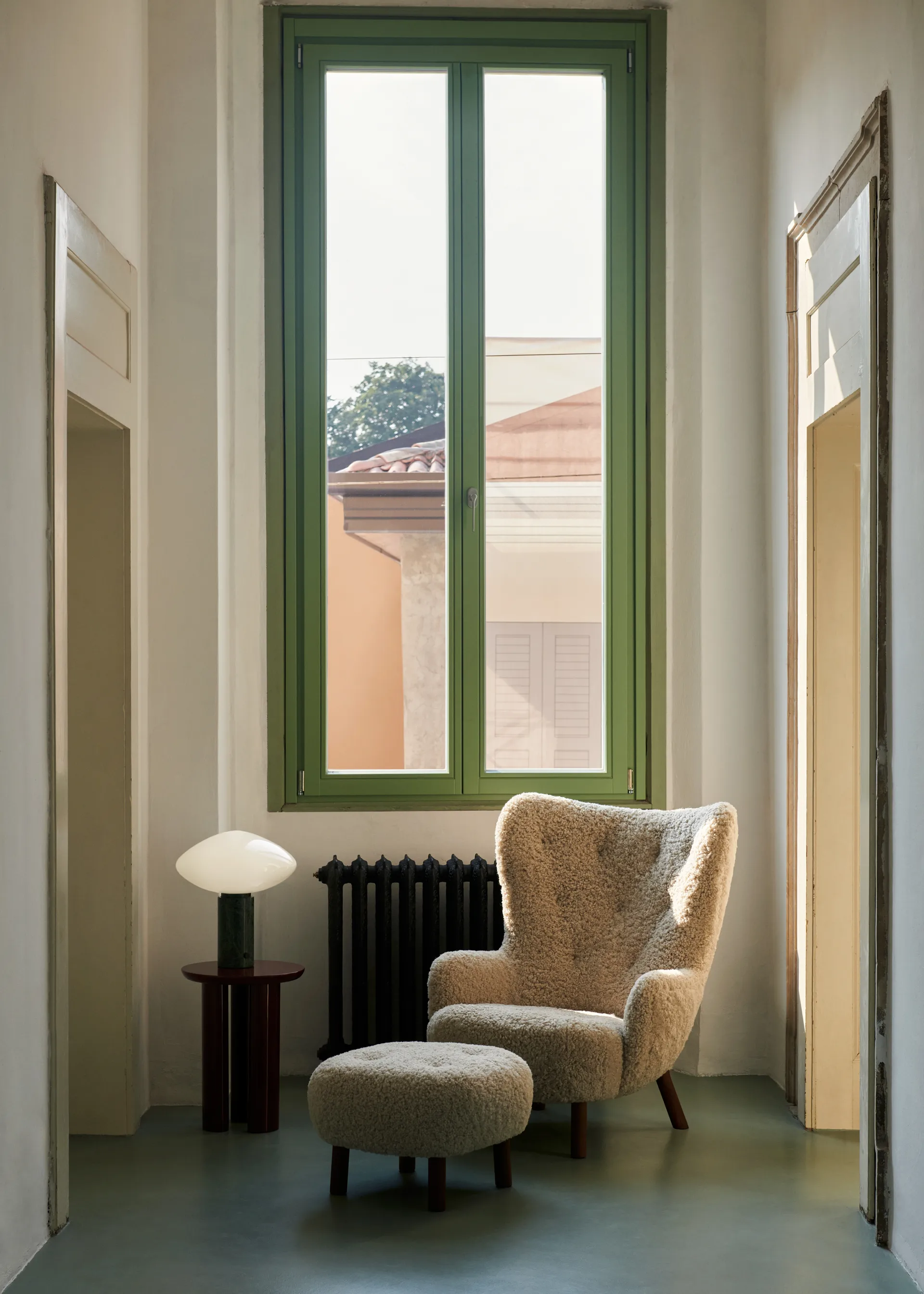 Petra VB3 high armchair, Oiled Walnut-Sheepskin Moonlight &Tradition