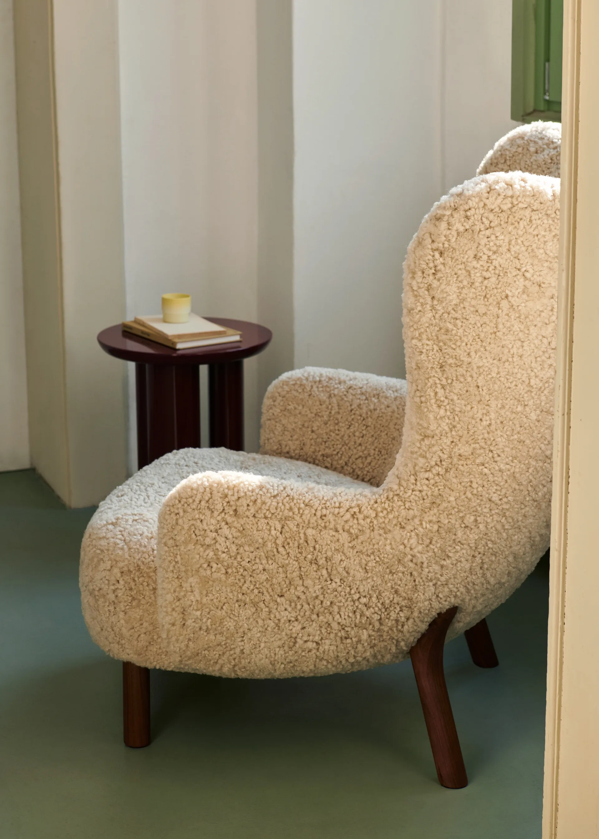 Petra VB3 high armchair, Oiled Walnut-Sheepskin Moonlight &Tradition