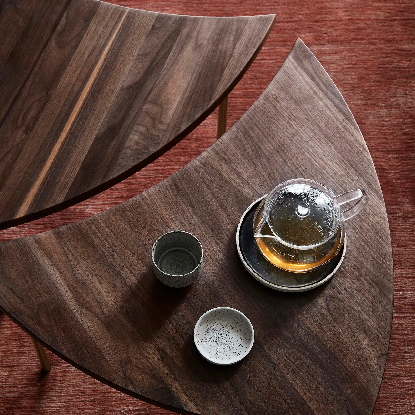 Pinwheel side table HM7, Walnut &Tradition