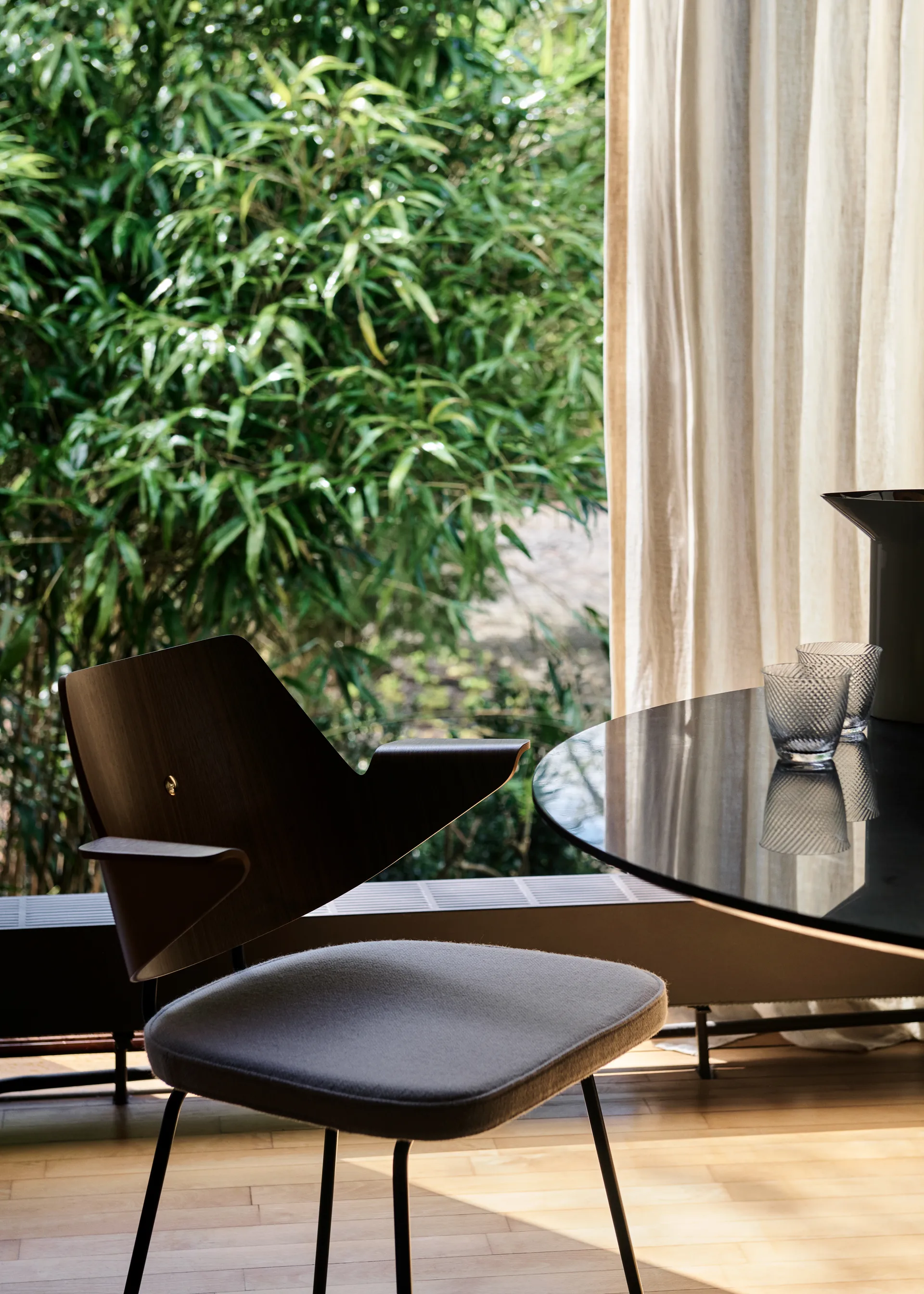 RFH RD7 armchair, Walnut-beech-offwhite &Tradition