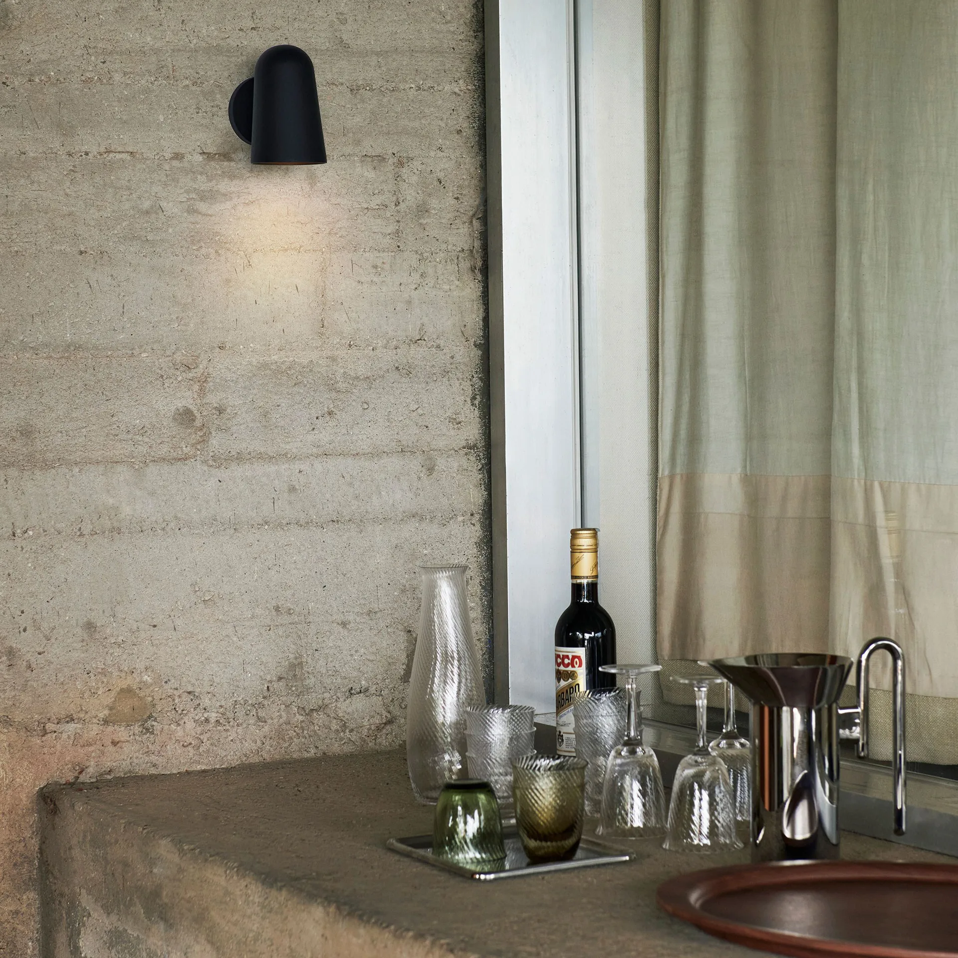 Solid SC104 wall lamp, Black &Tradition