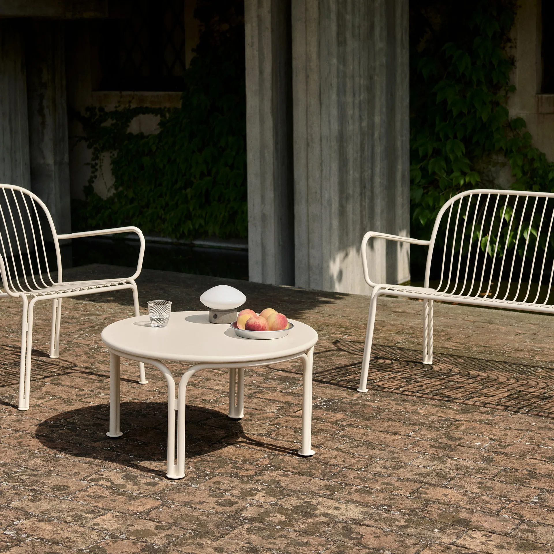 Thorvald SC108 coffee table, Ivory, Ø70 cm &Tradition