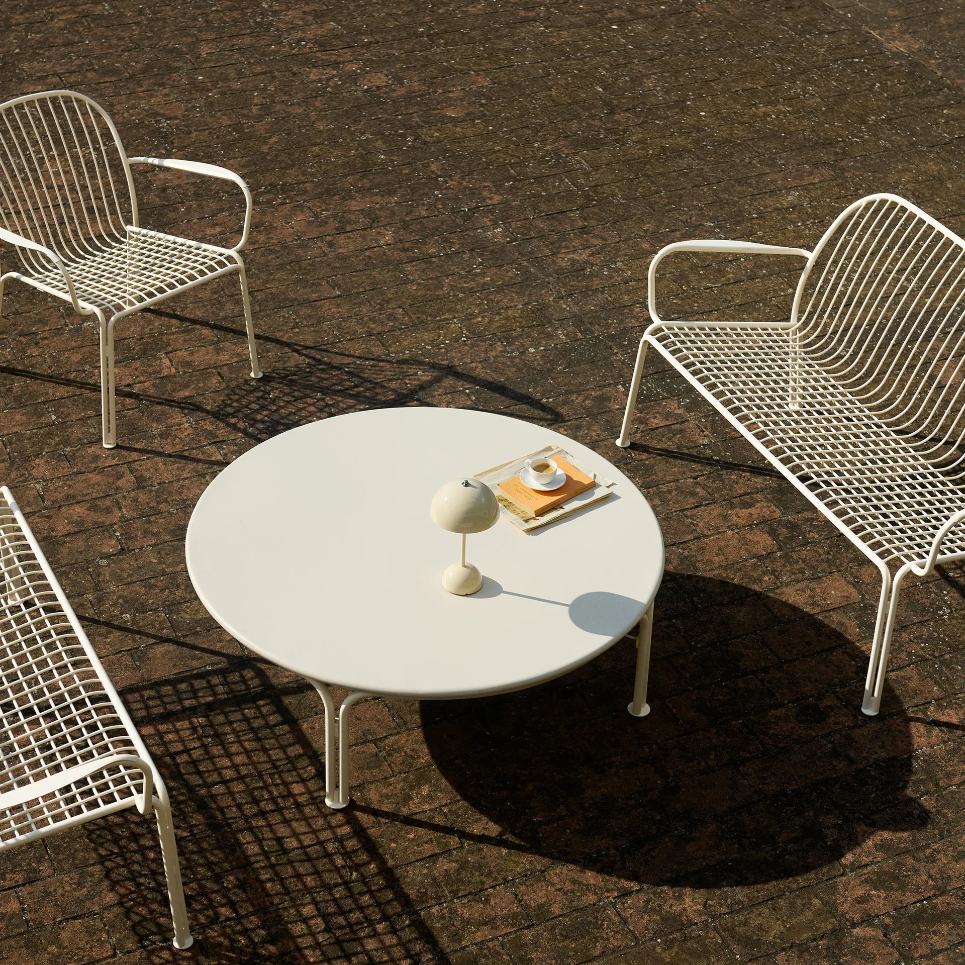 Thorvald SC109 coffee table, Ivory, Ø115 cm &Tradition
