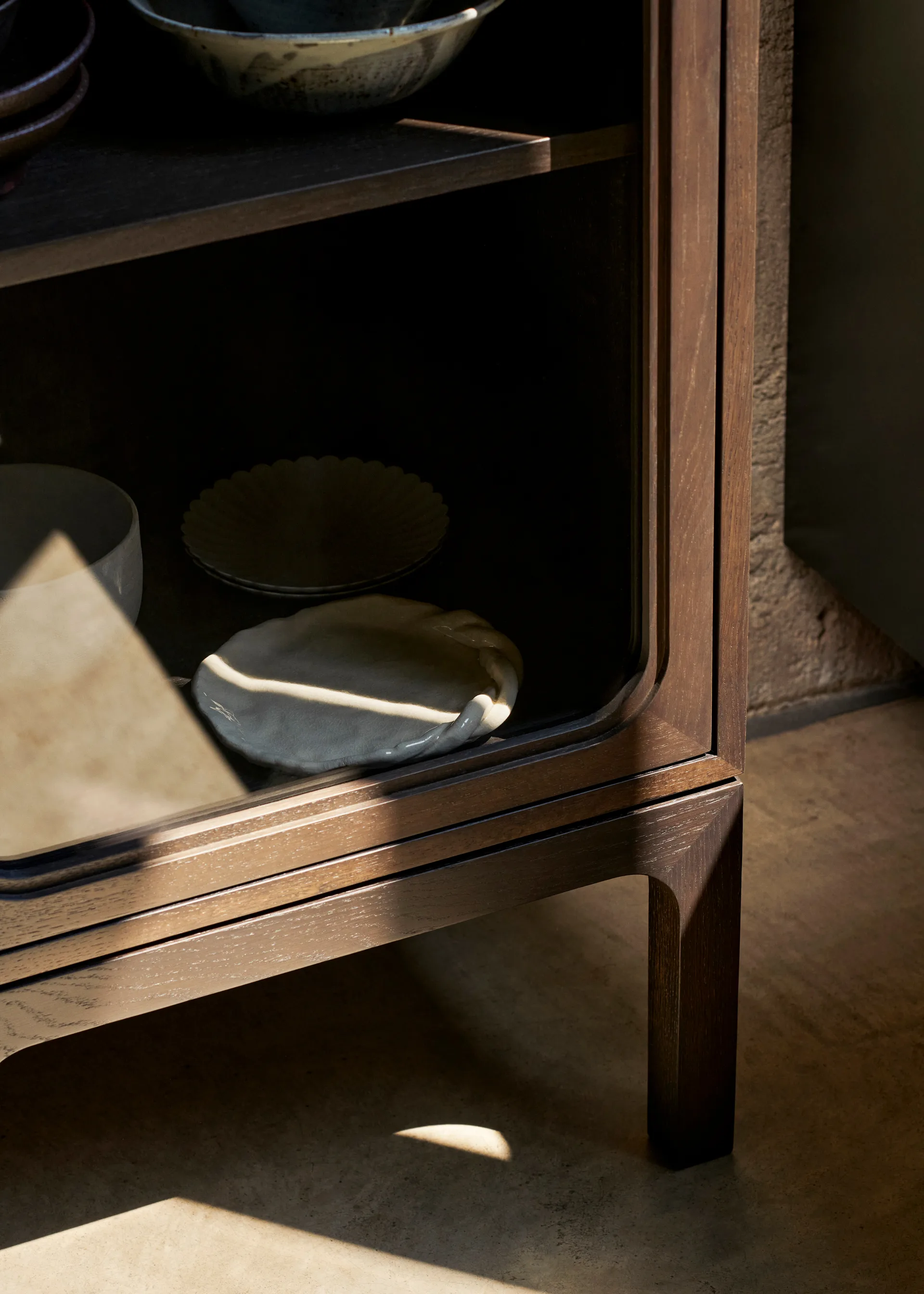 Trace SC87 display cabinet 50x192x40 cm, Dark stained oak &Tradition