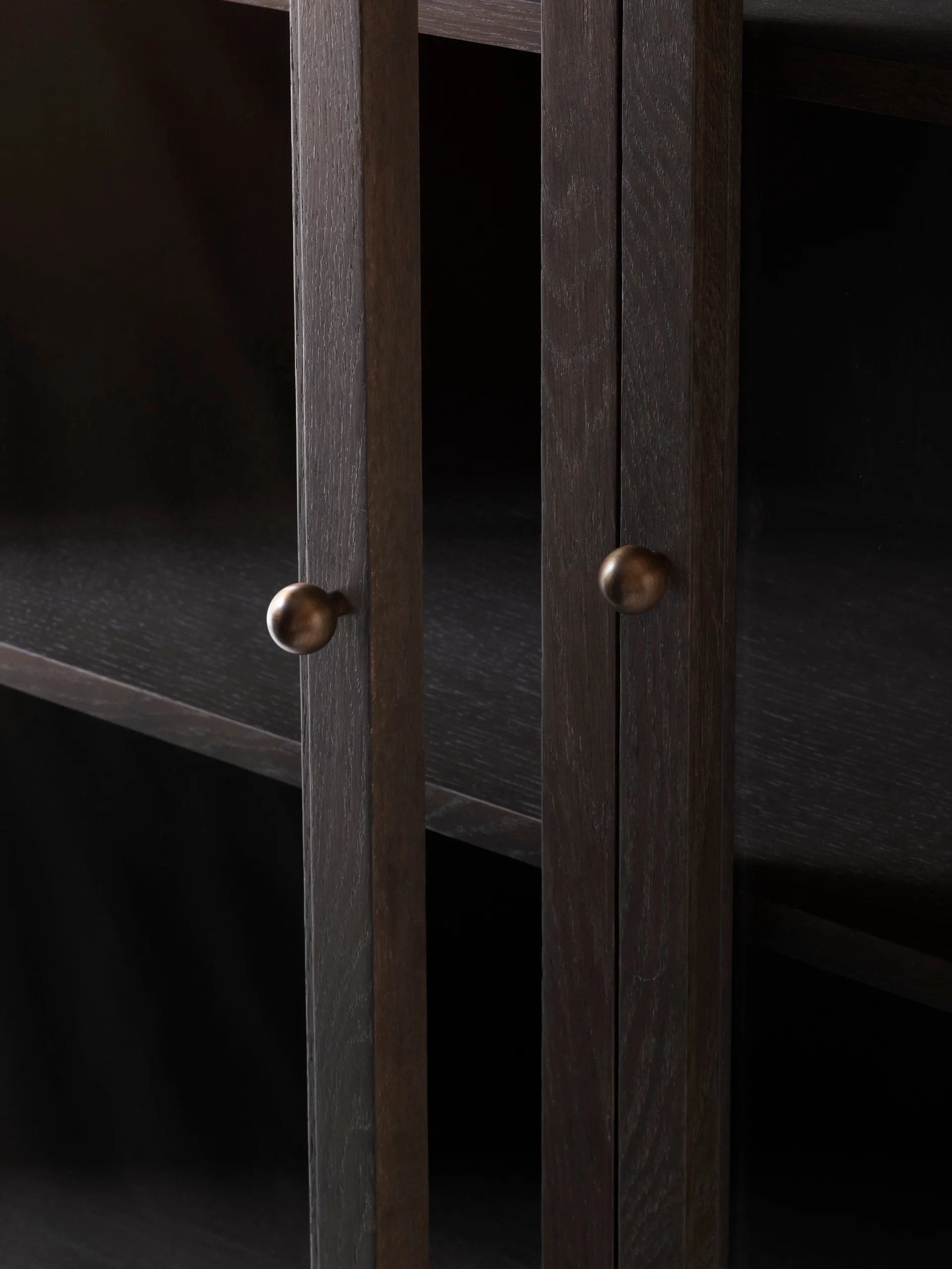 Trace SC88 display cabinet 120x192x40 cm, Dark stained oak &Tradition