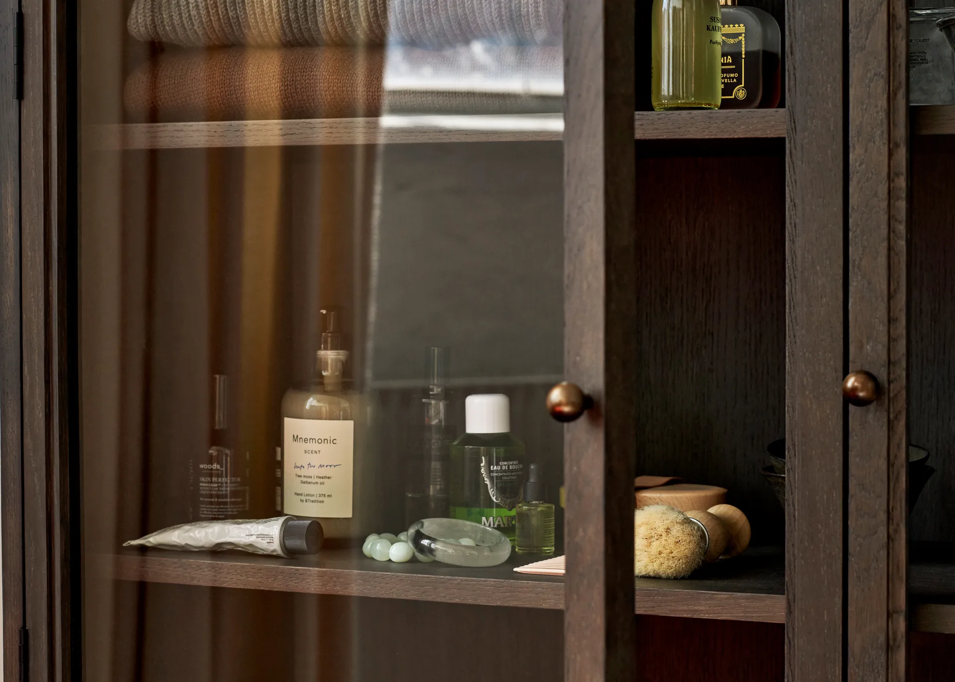 Trace SC88 display cabinet 120x192x40 cm, Dark stained oak &Tradition