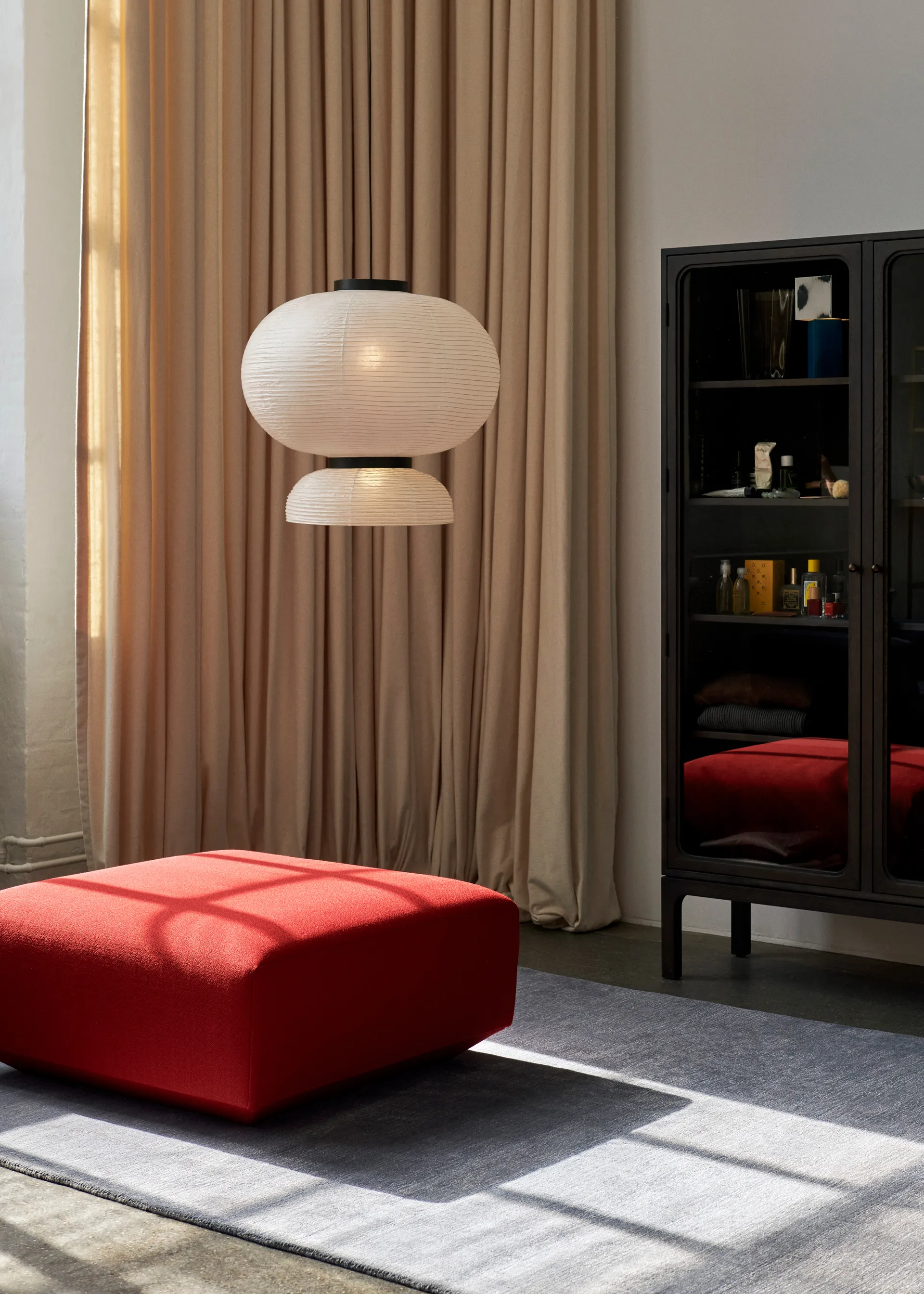 Trace SC88 display cabinet 120x192x40 cm, Dark stained oak &Tradition