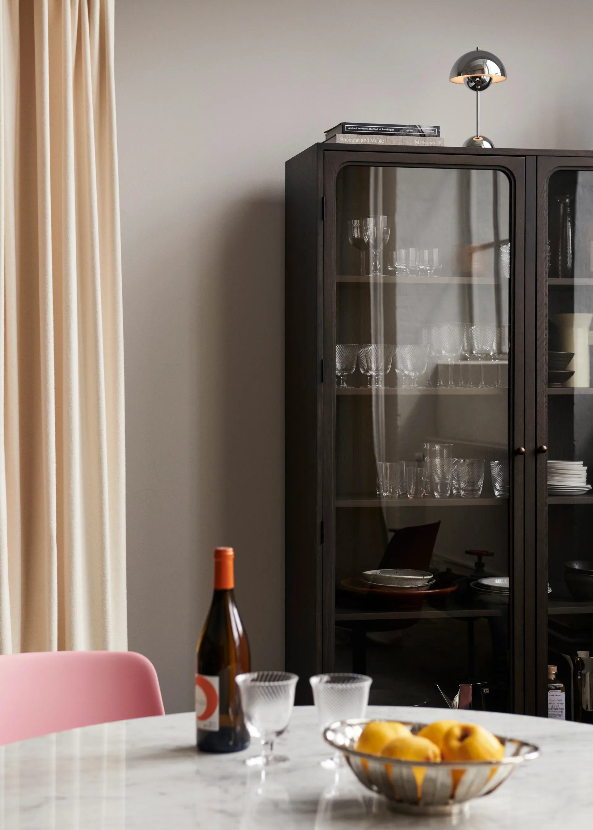 Trace SC88 display cabinet 120x192x40 cm, Dark stained oak &Tradition