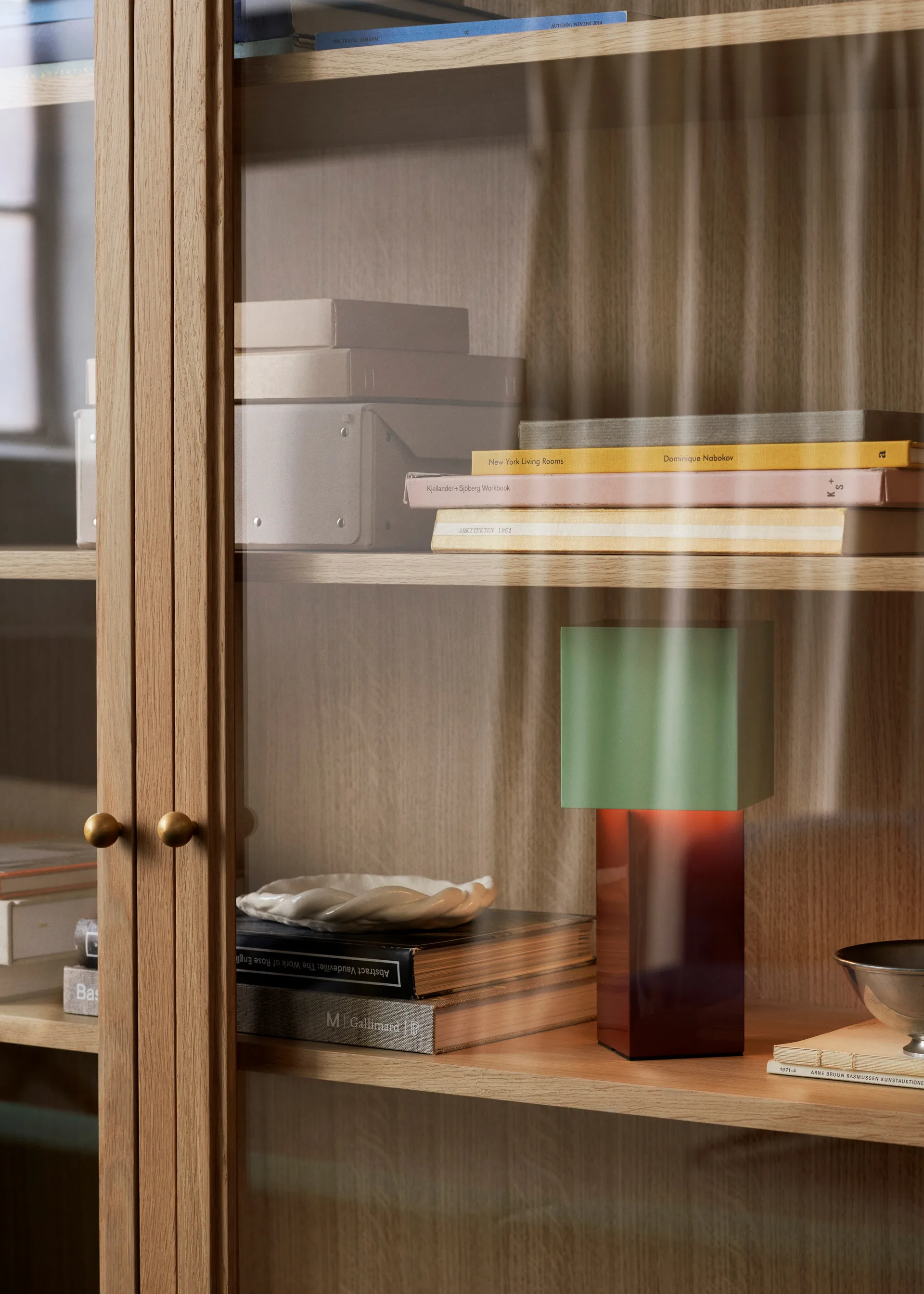 Trace SC88 display cabinet 120x192x40 cm, Natural oak &Tradition