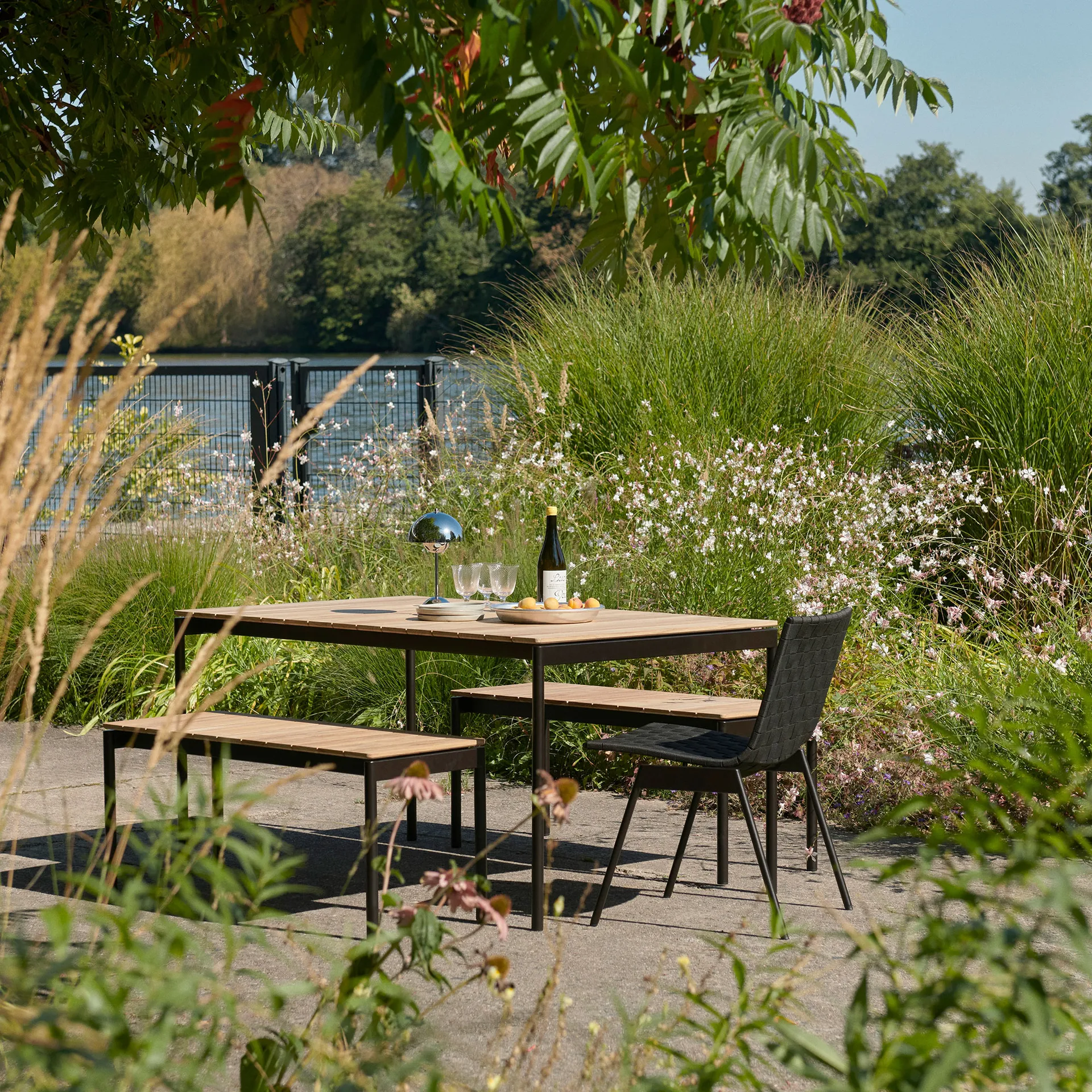 Ville Outdoor AV33 chair, Warm black &Tradition