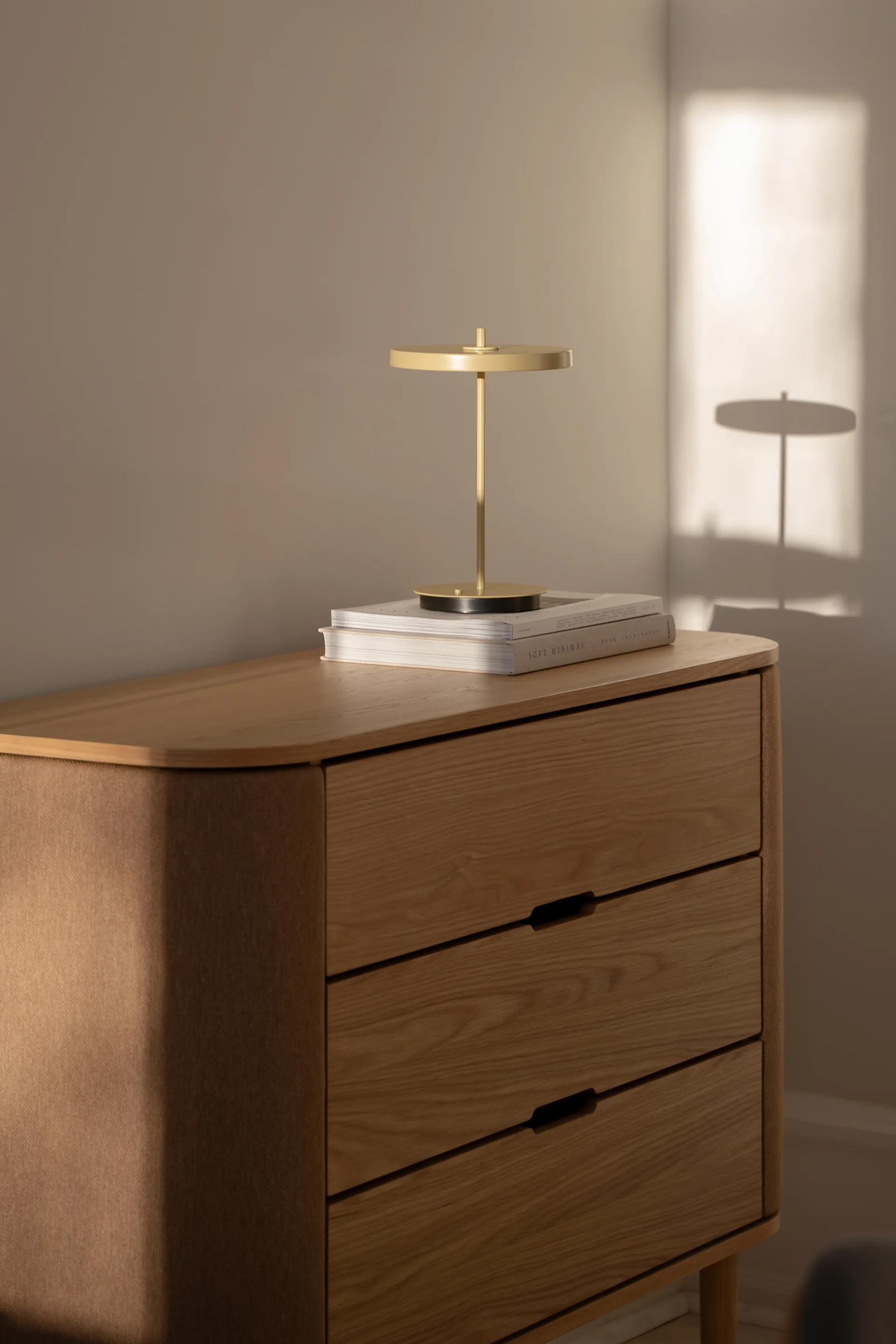 Asteria Move portable table lamp, Monochrome-butter yellow Umage