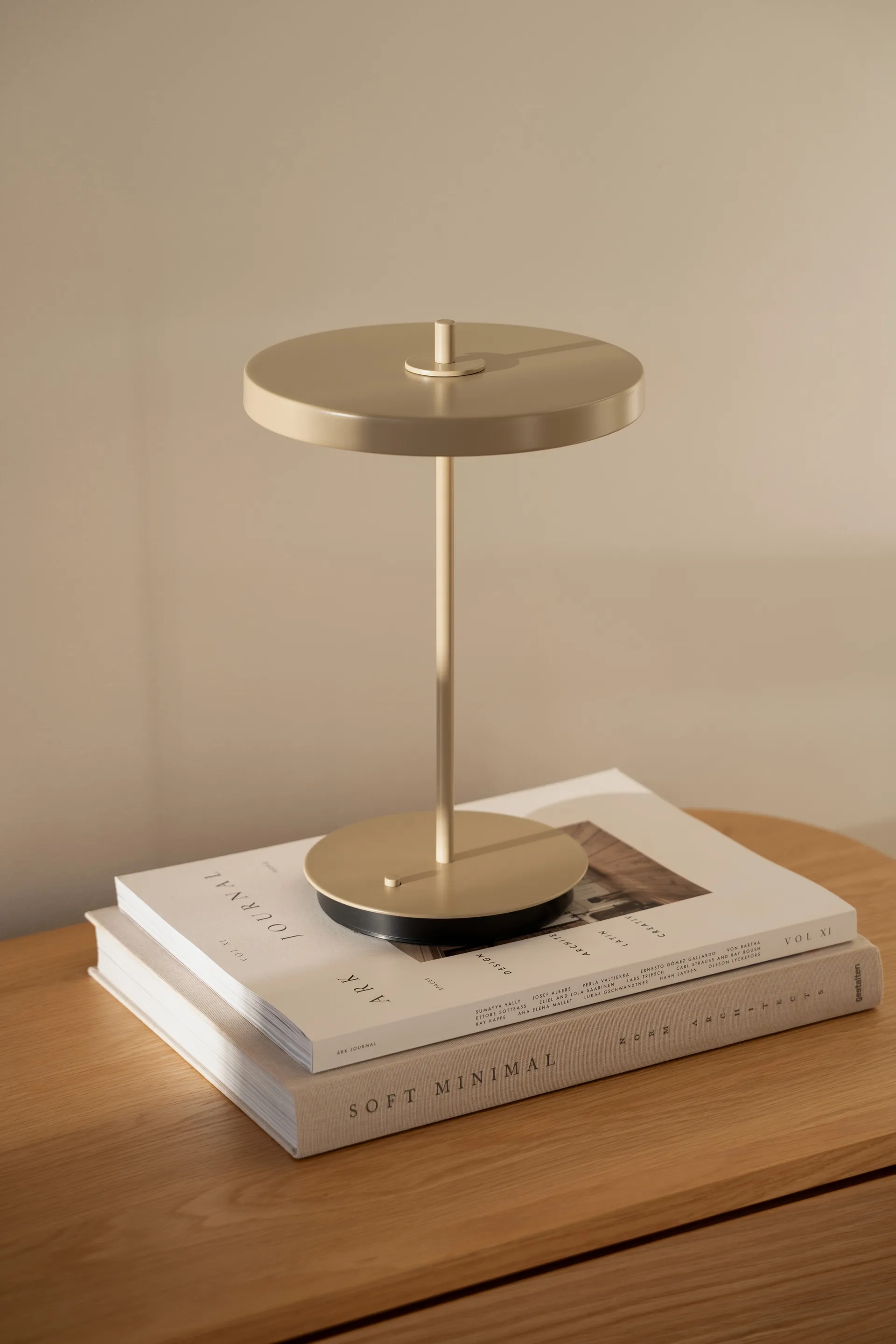 Asteria Move portable table lamp, Monochrome-clay Umage