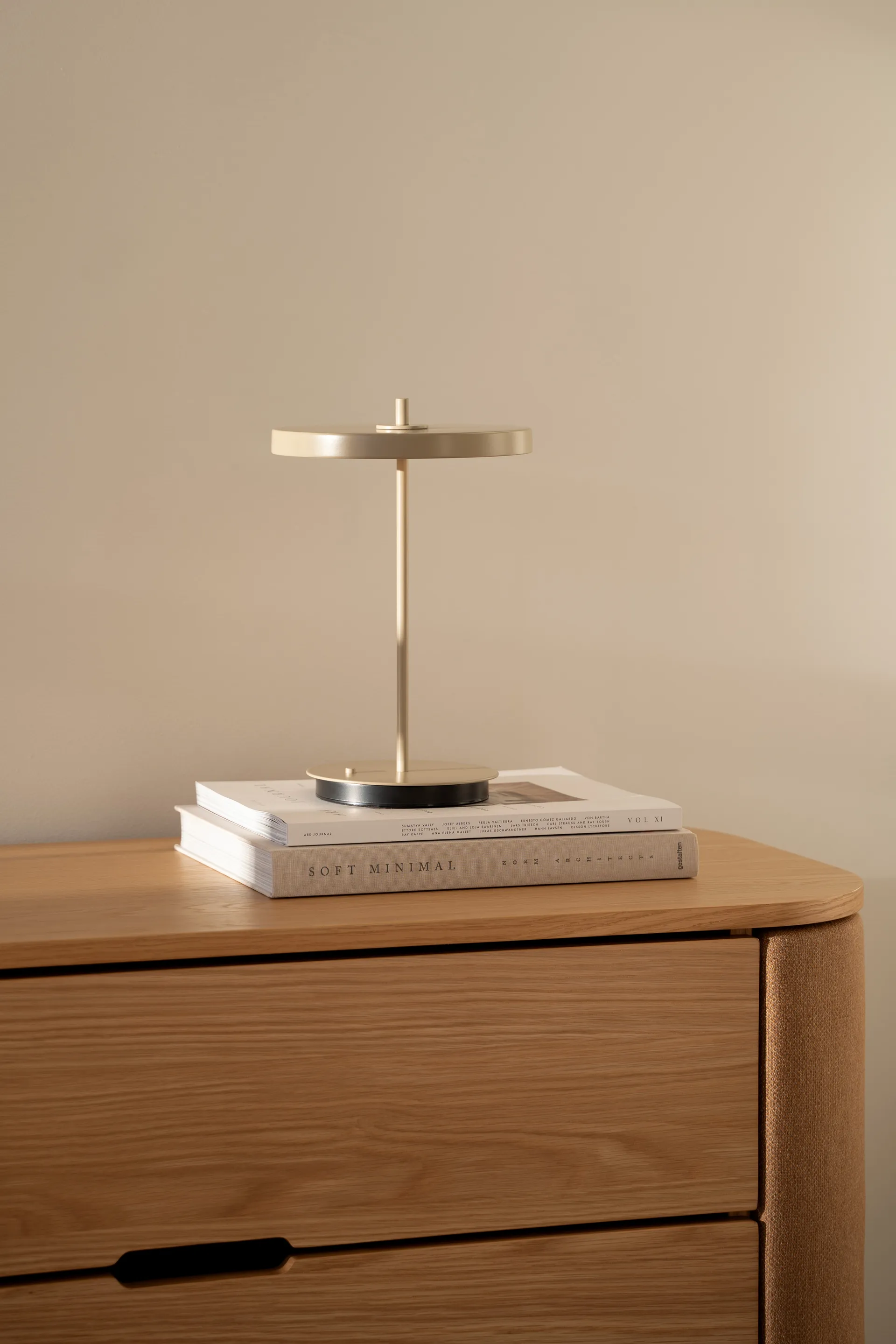 Asteria Move portable table lamp, Monochrome-clay Umage