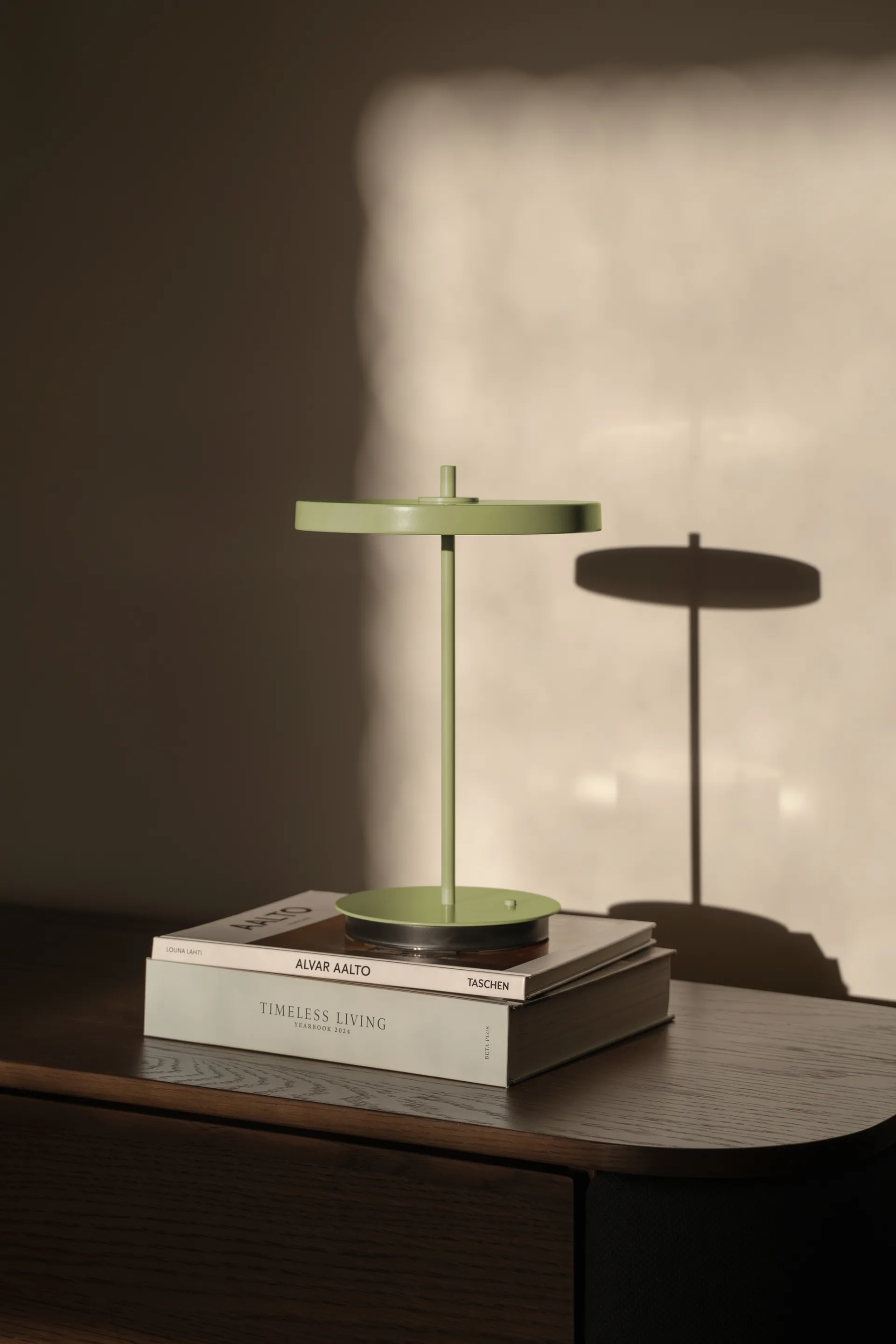 Asteria Move portable table lamp, Monochrome-leaf Umage