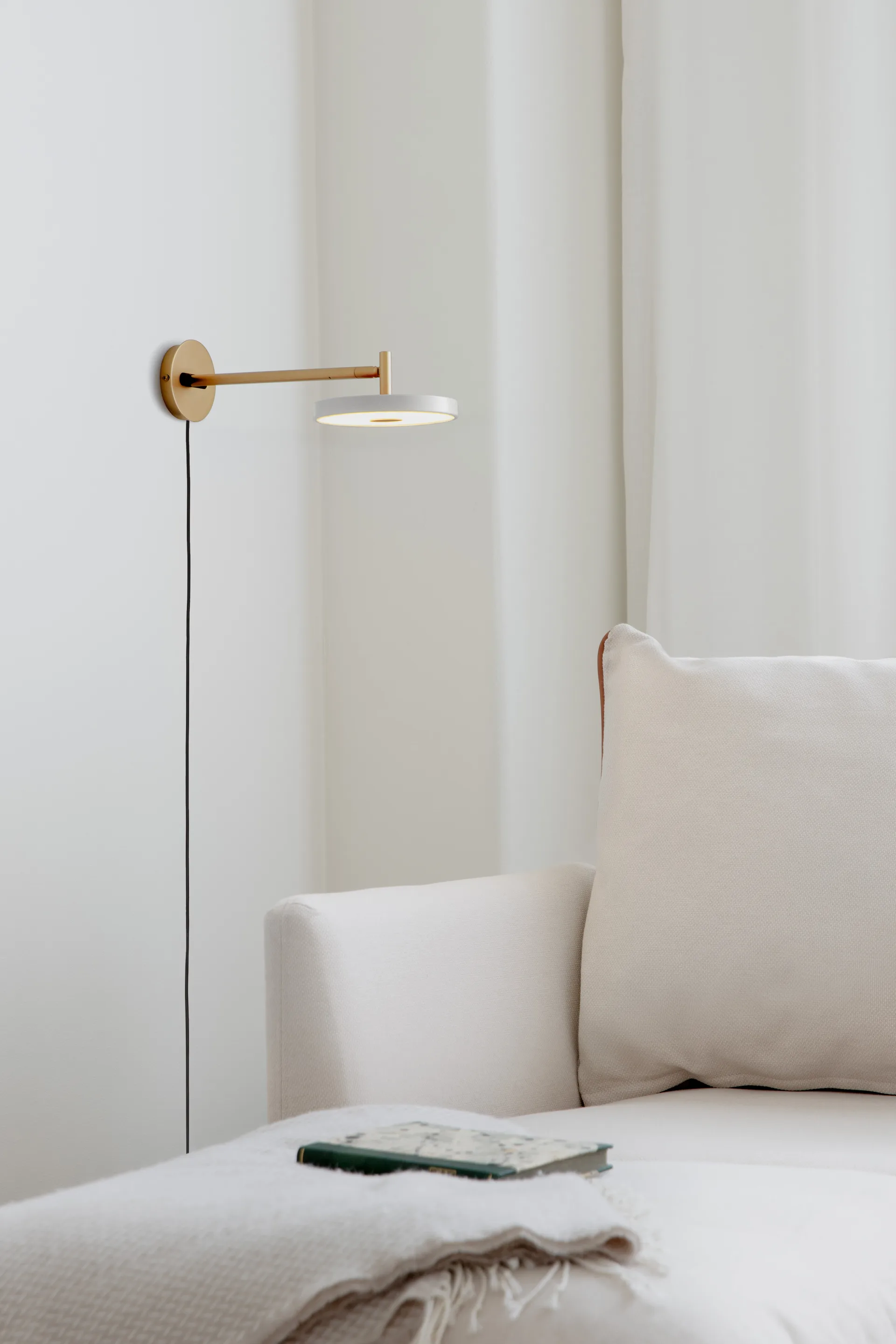 Asteria Wall long wall lamp, Pearl white Umage