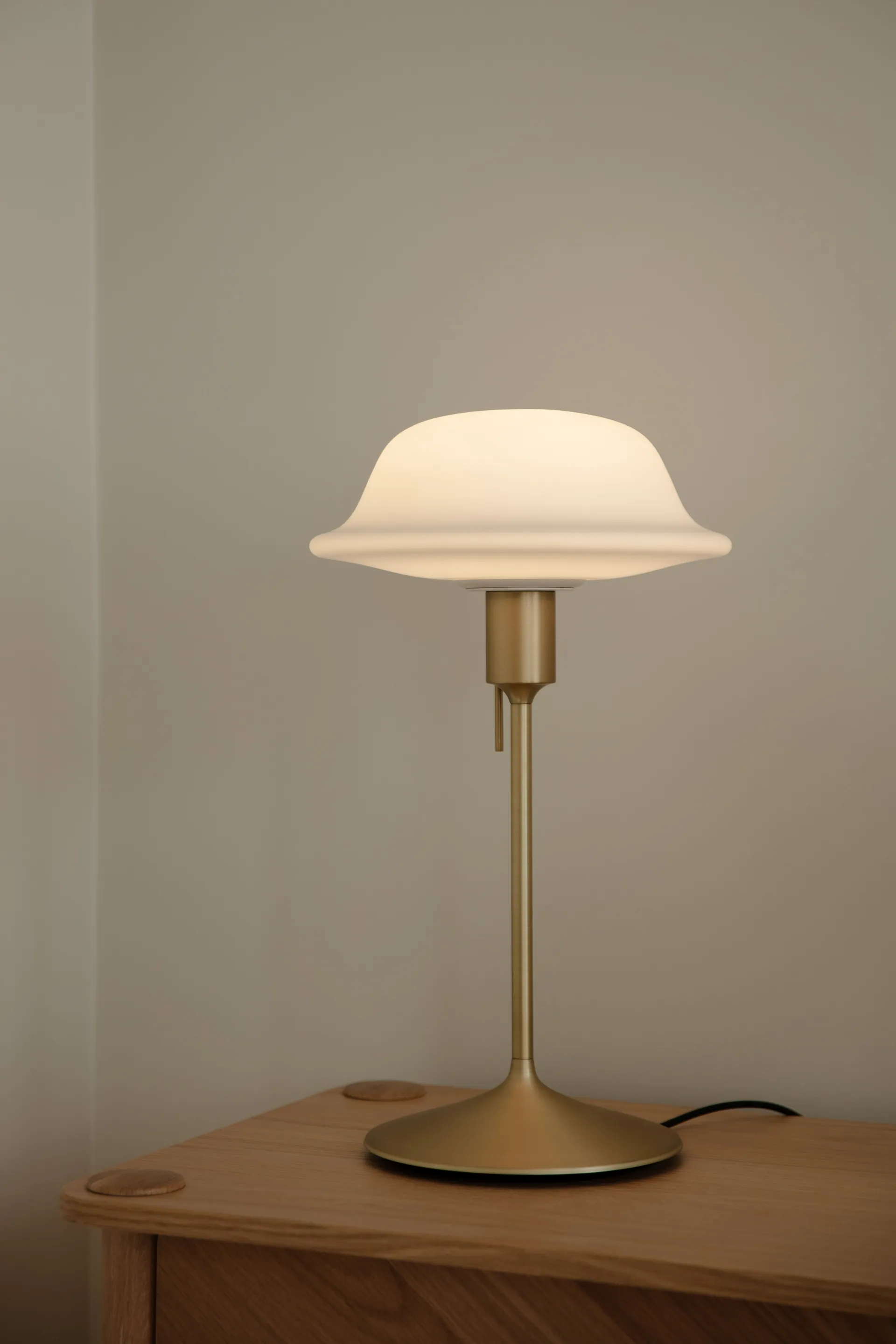 Butler table lamp, White-Brushed brass Umage