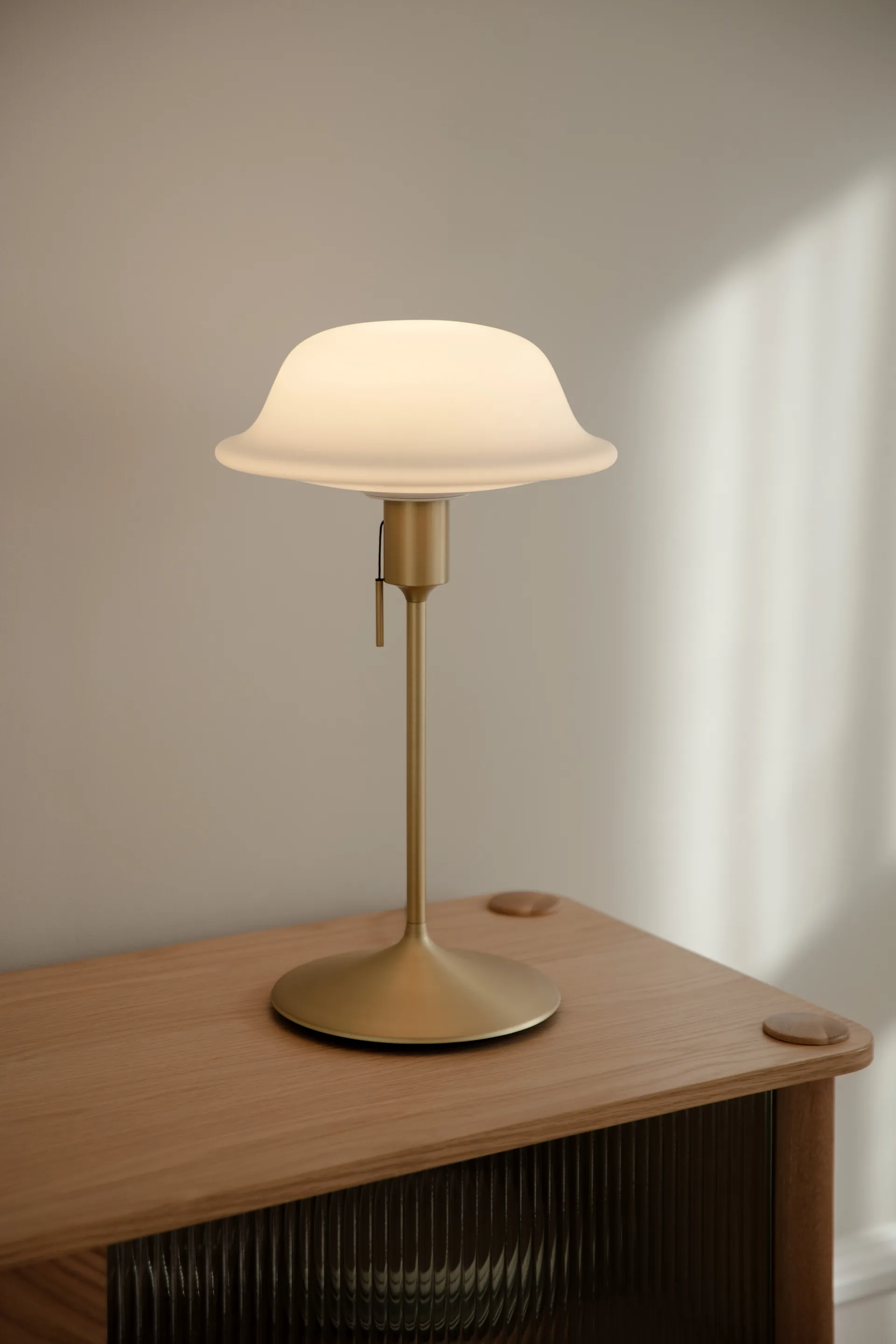 Butler table lamp, White-Brushed brass Umage