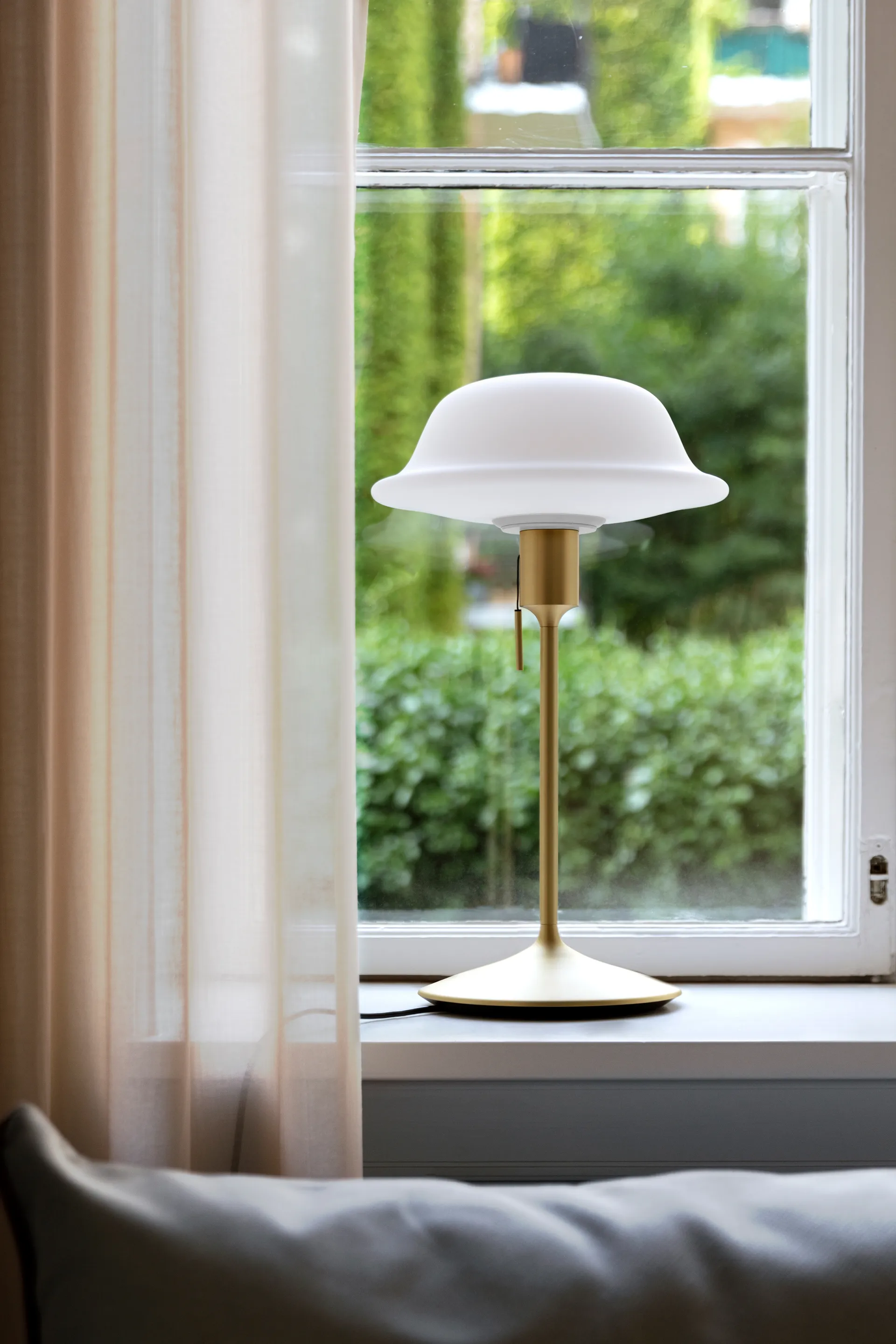 Butler table lamp, White-Brushed brass Umage