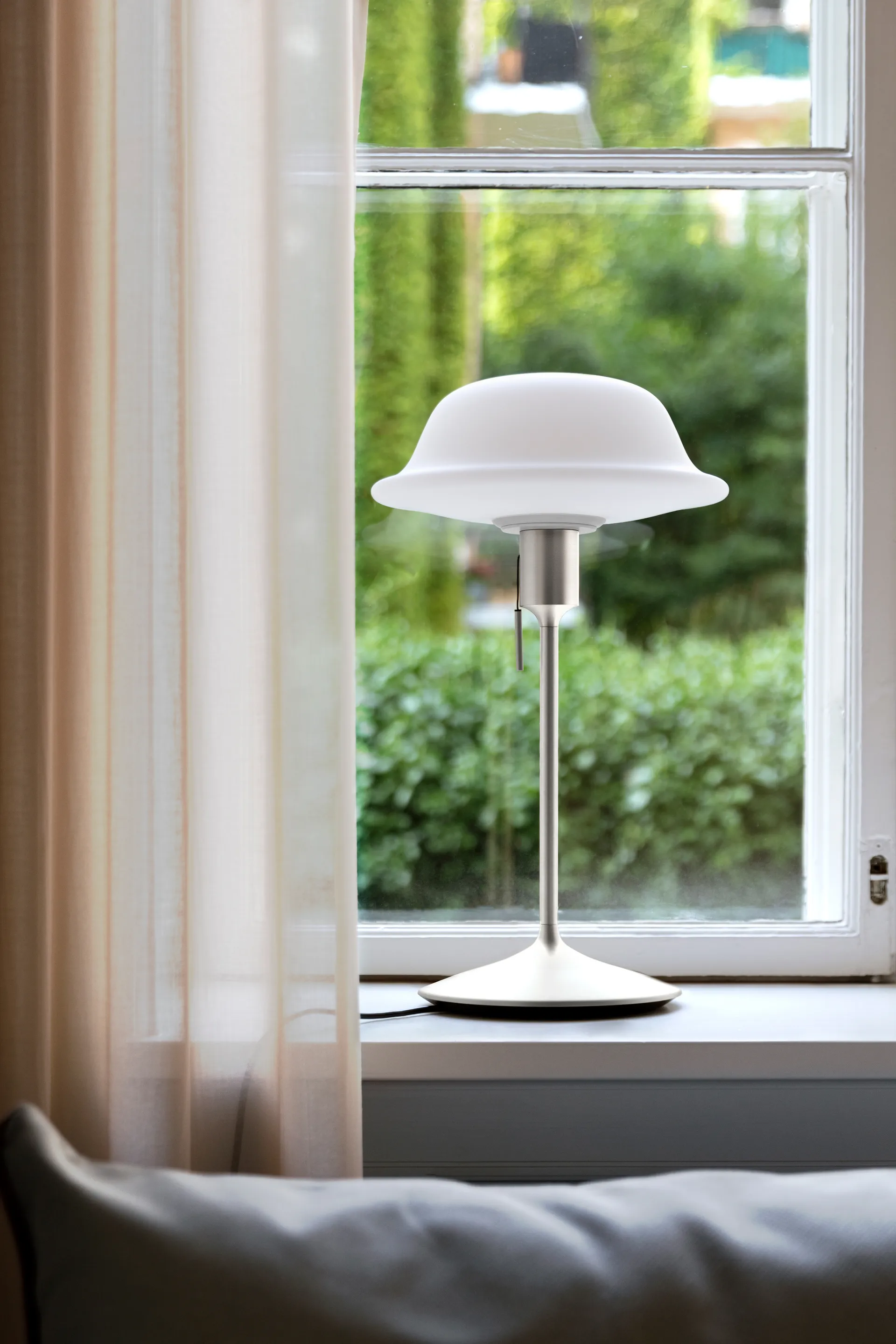Butler table lamp, White-brushed steel Umage