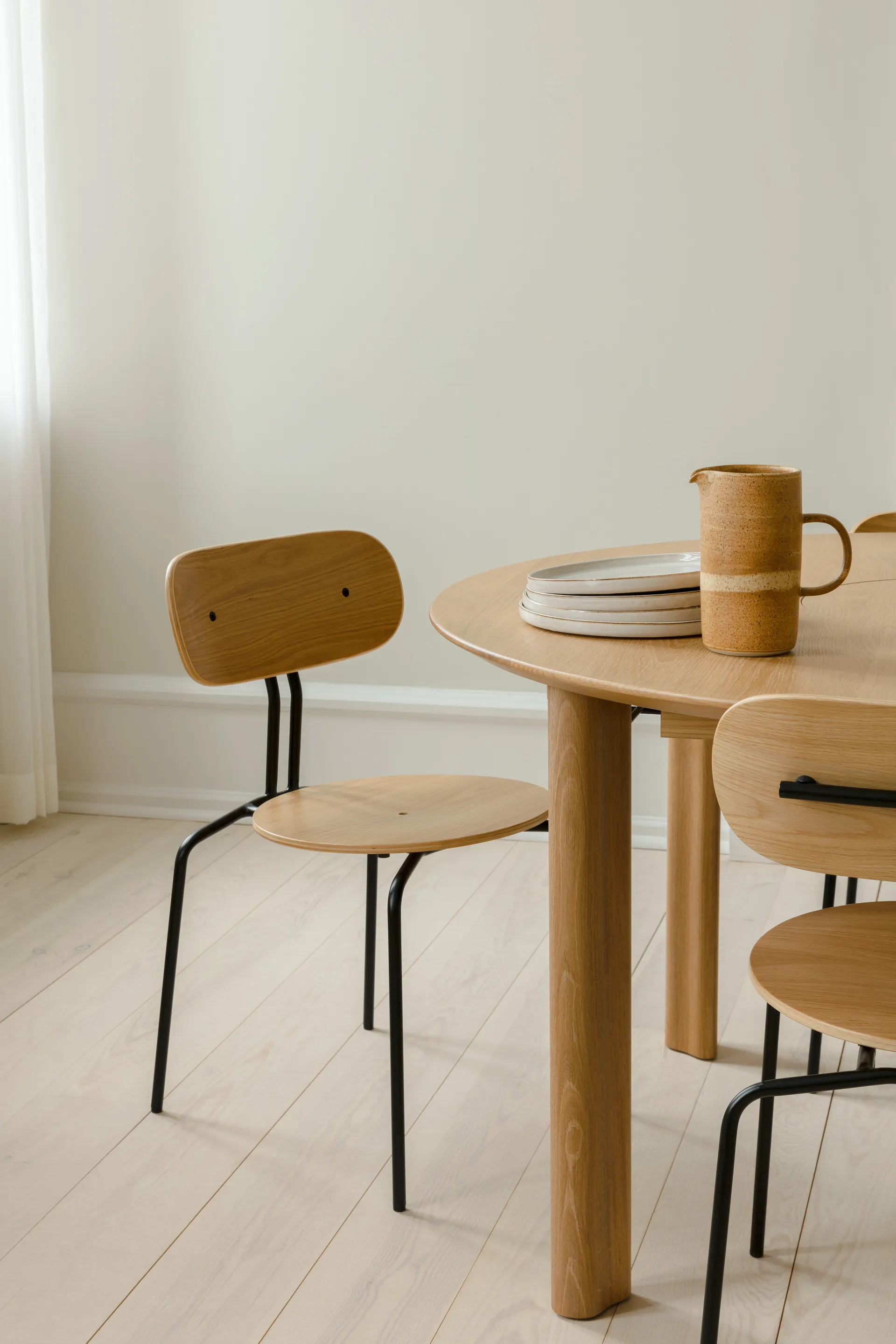 Curious chair, Oak-black legs Umage