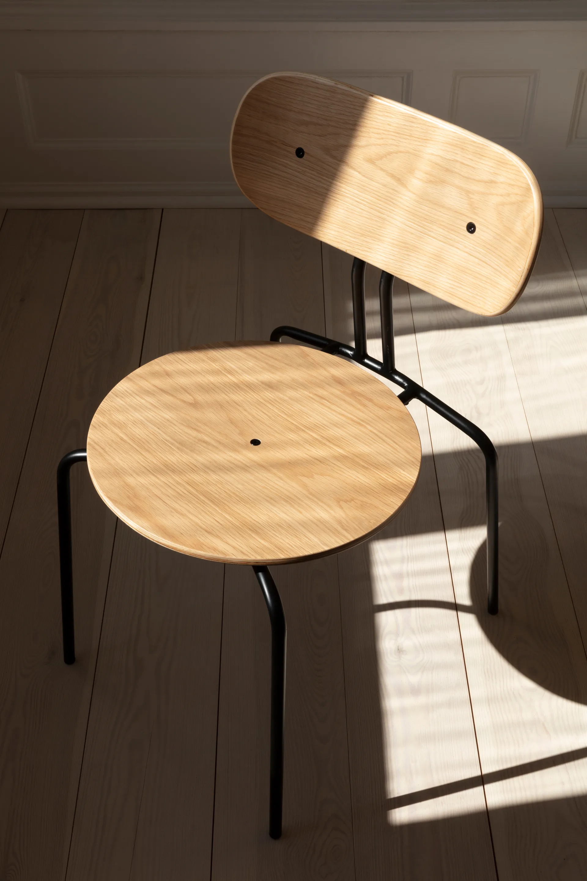 Curious chair, Oak-black legs Umage