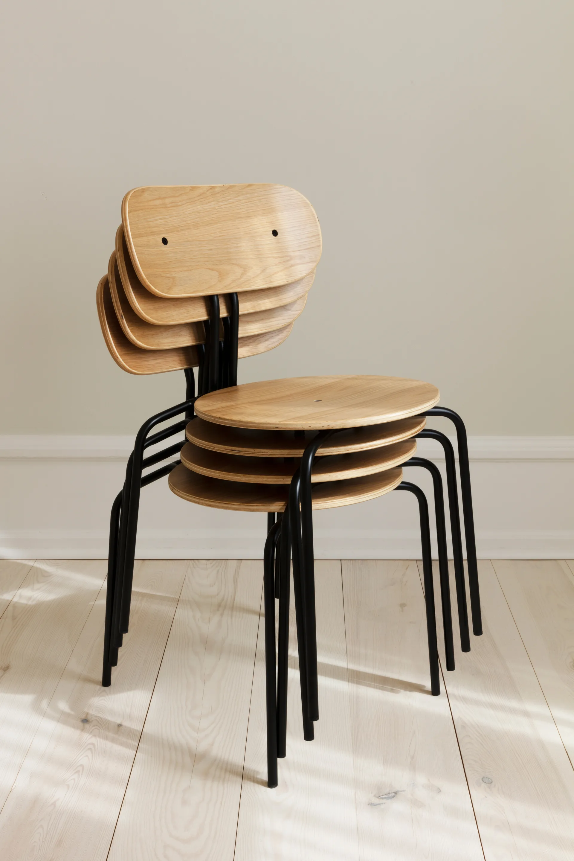 Curious chair, Oak-black legs Umage