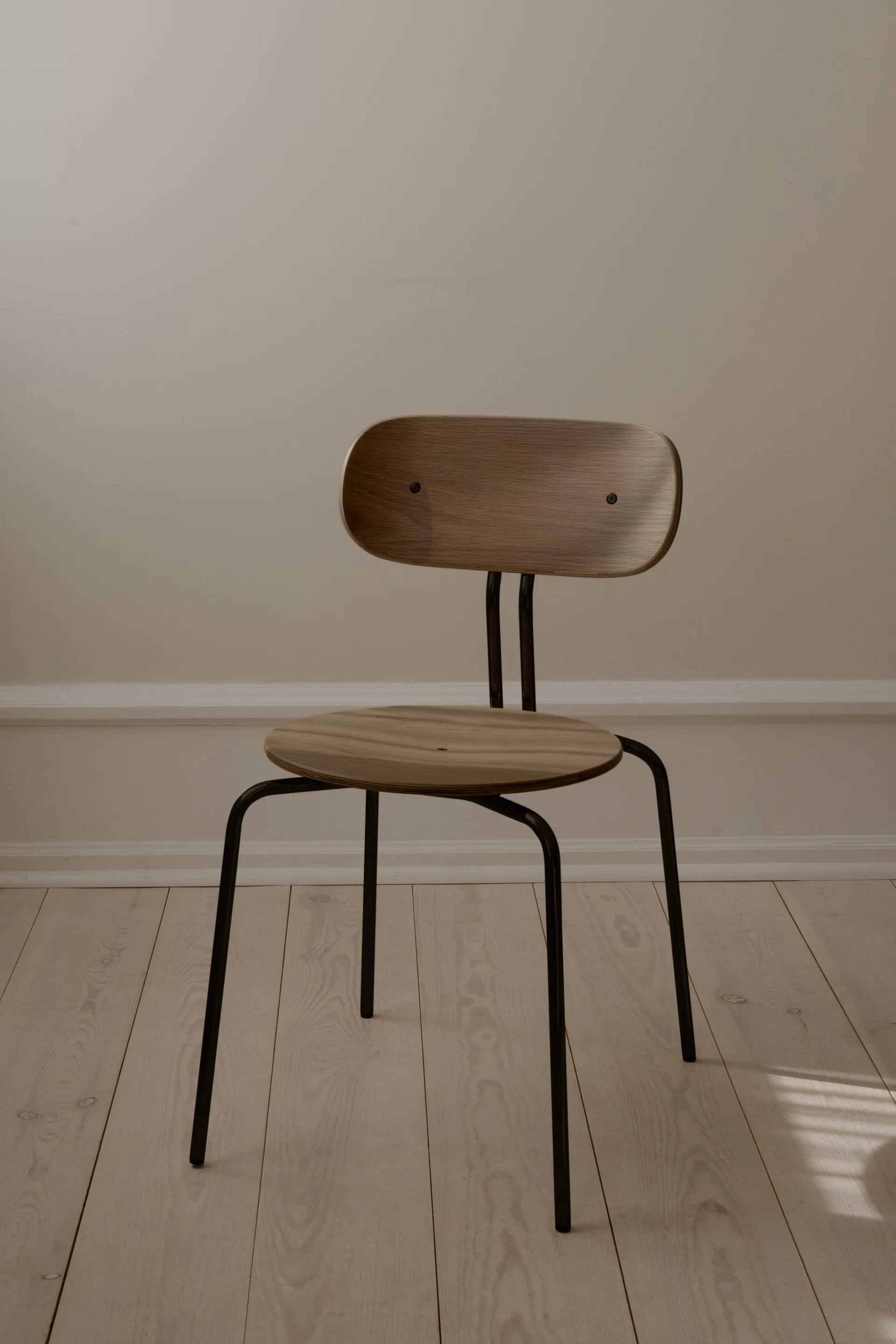 Curious chair, Smoked oak-black legs Umage