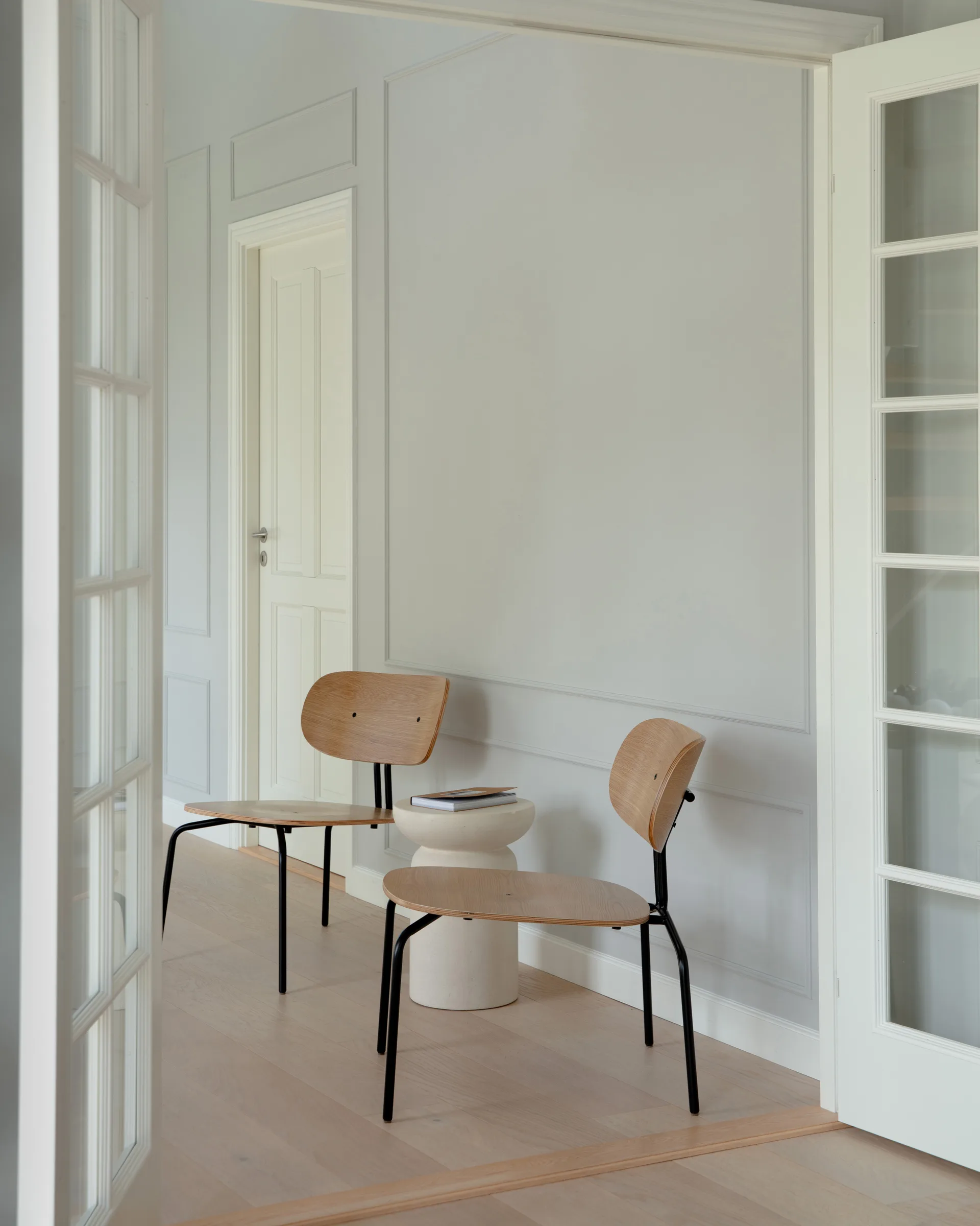 Curious lounge chair, Oak-black Umage