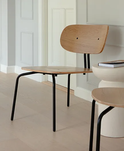 Curious lounge chair, Oak-black Umage