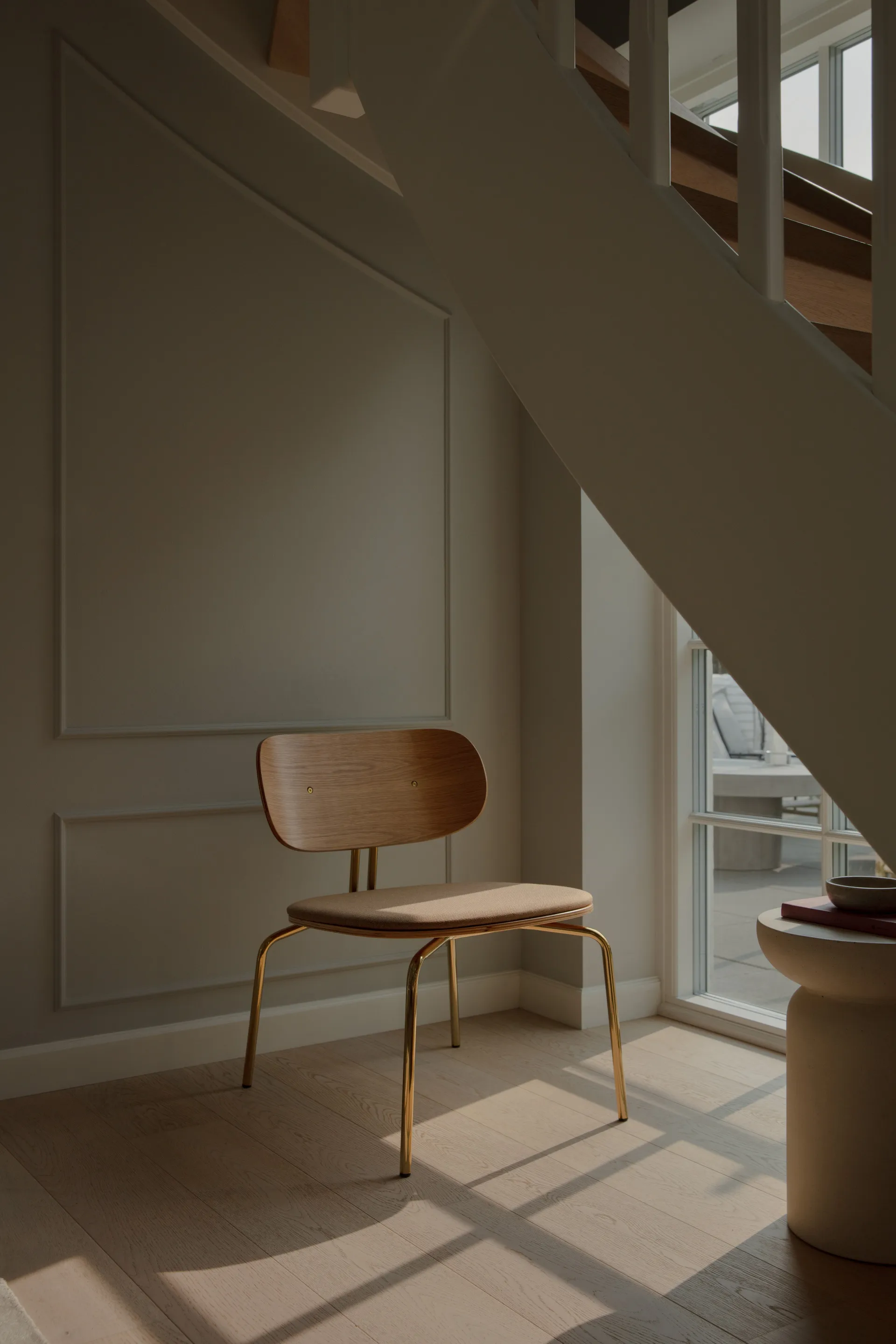 Curious lounge chair, Oak-brass Umage