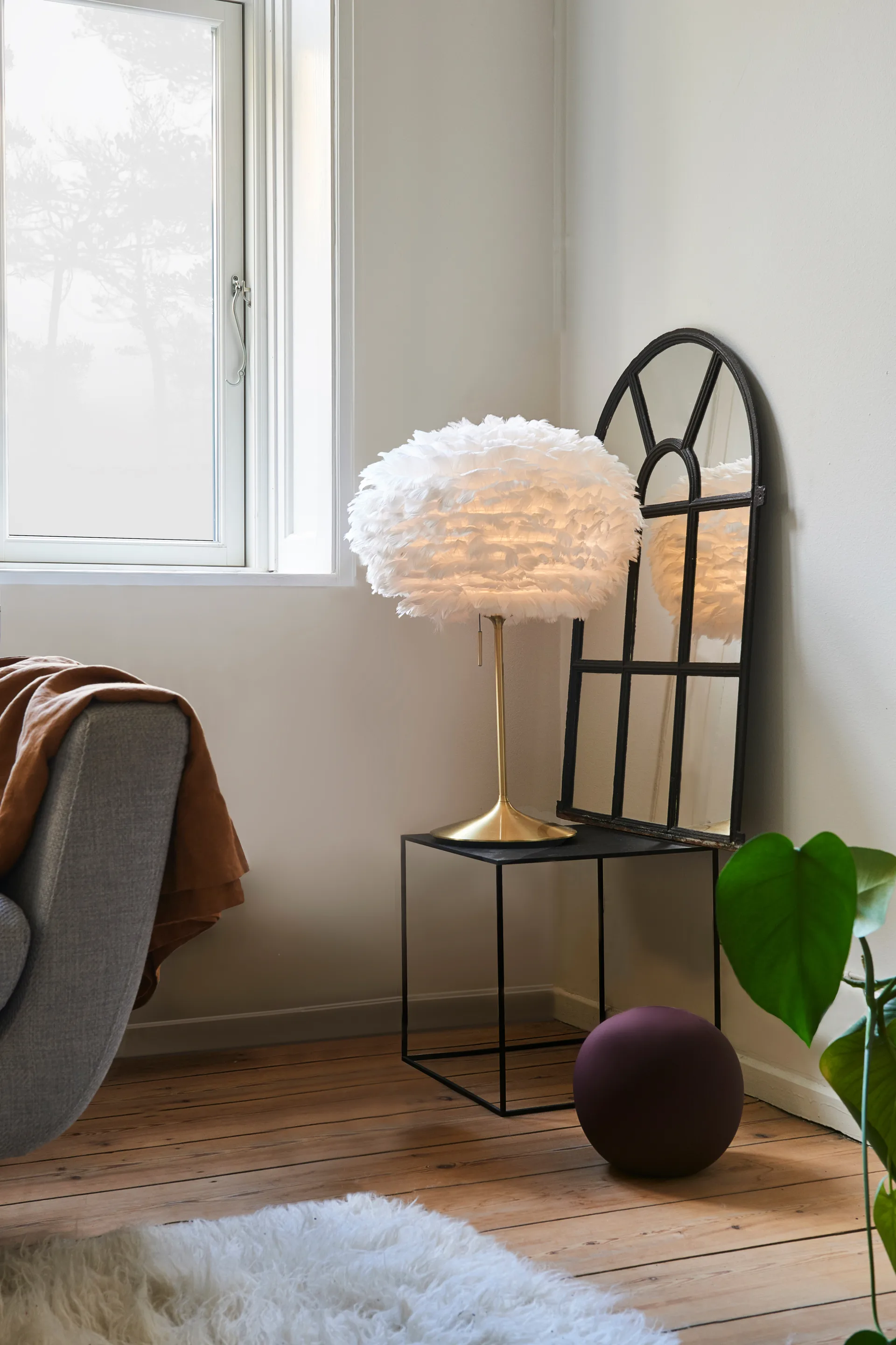 Eos table lamp medium, White-brushed brass Umage