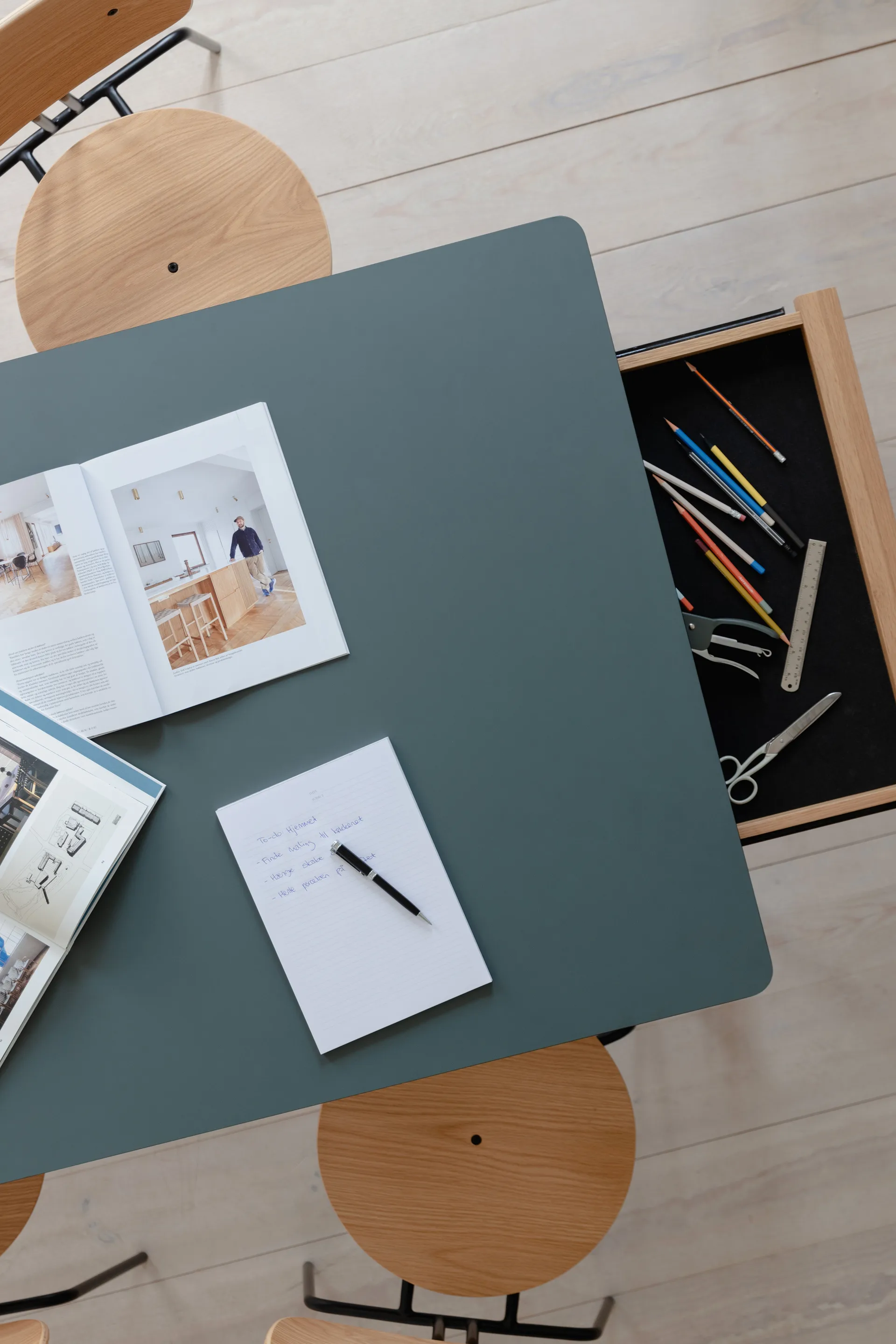 Heart'n'Soul dining table 90x200 cm, Oak-moss green Umage