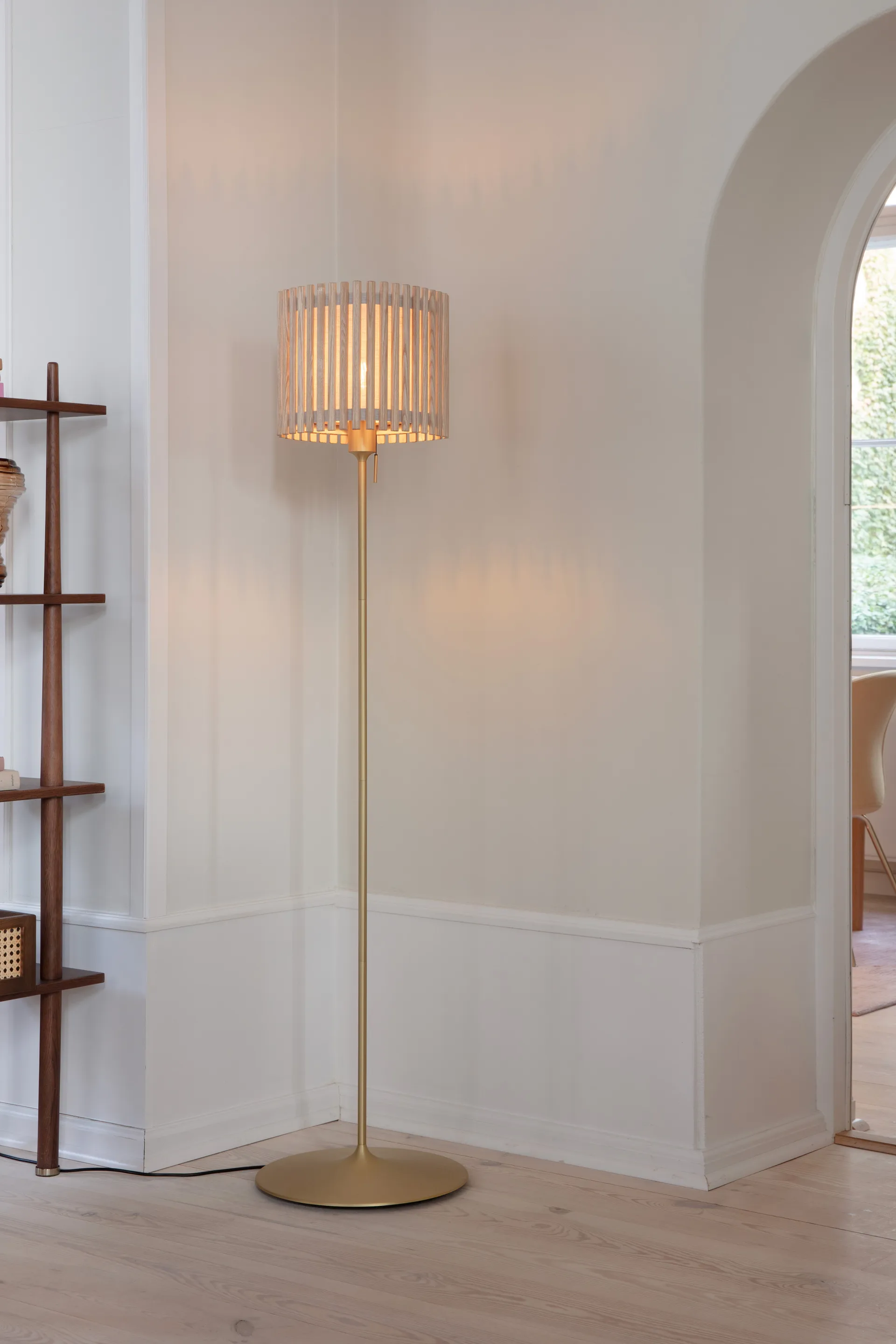Komorebi floor lamp medium, Circle oak-Brush brass Umage