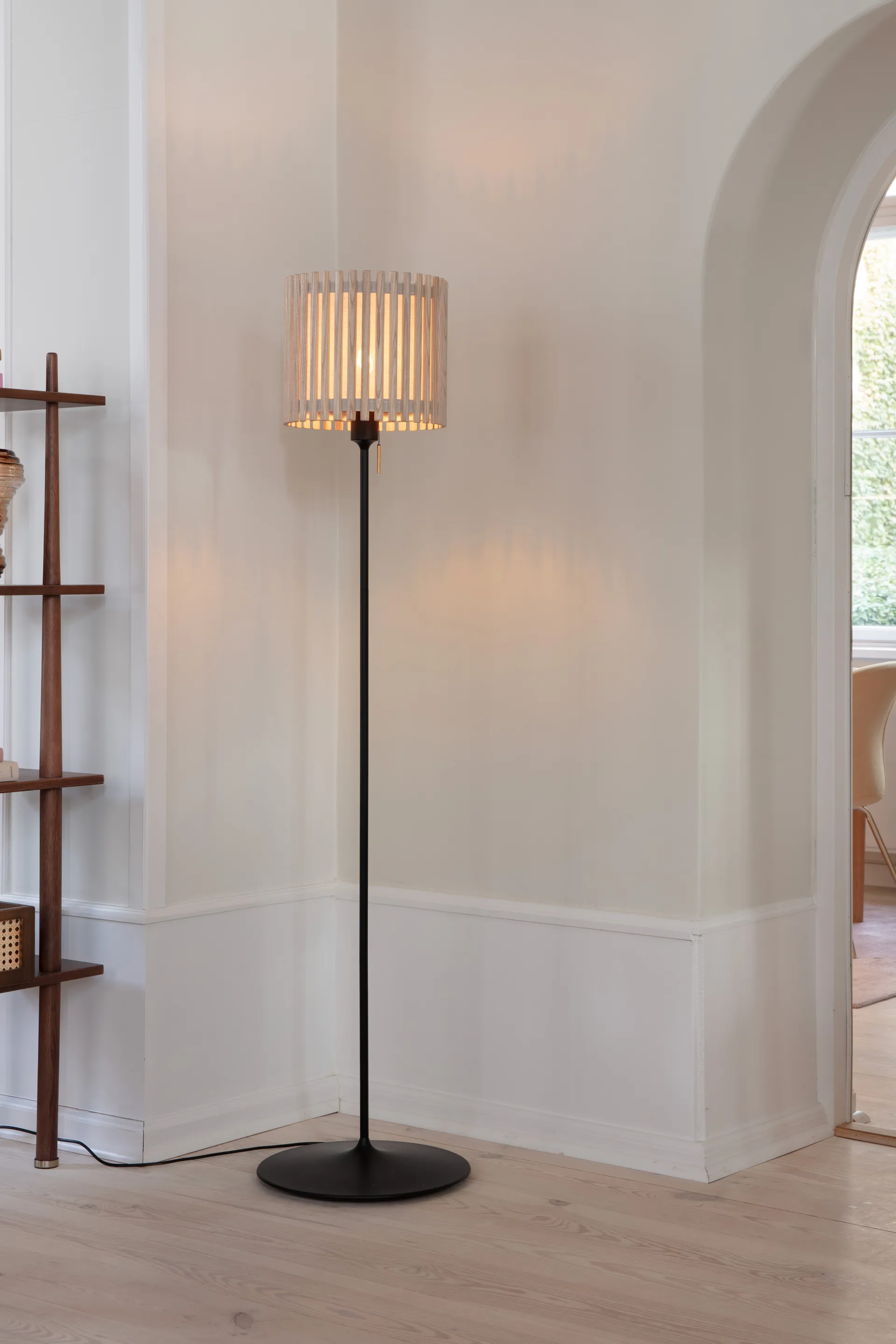 Komorebi floor lamp medium, Square oak-Black Umage