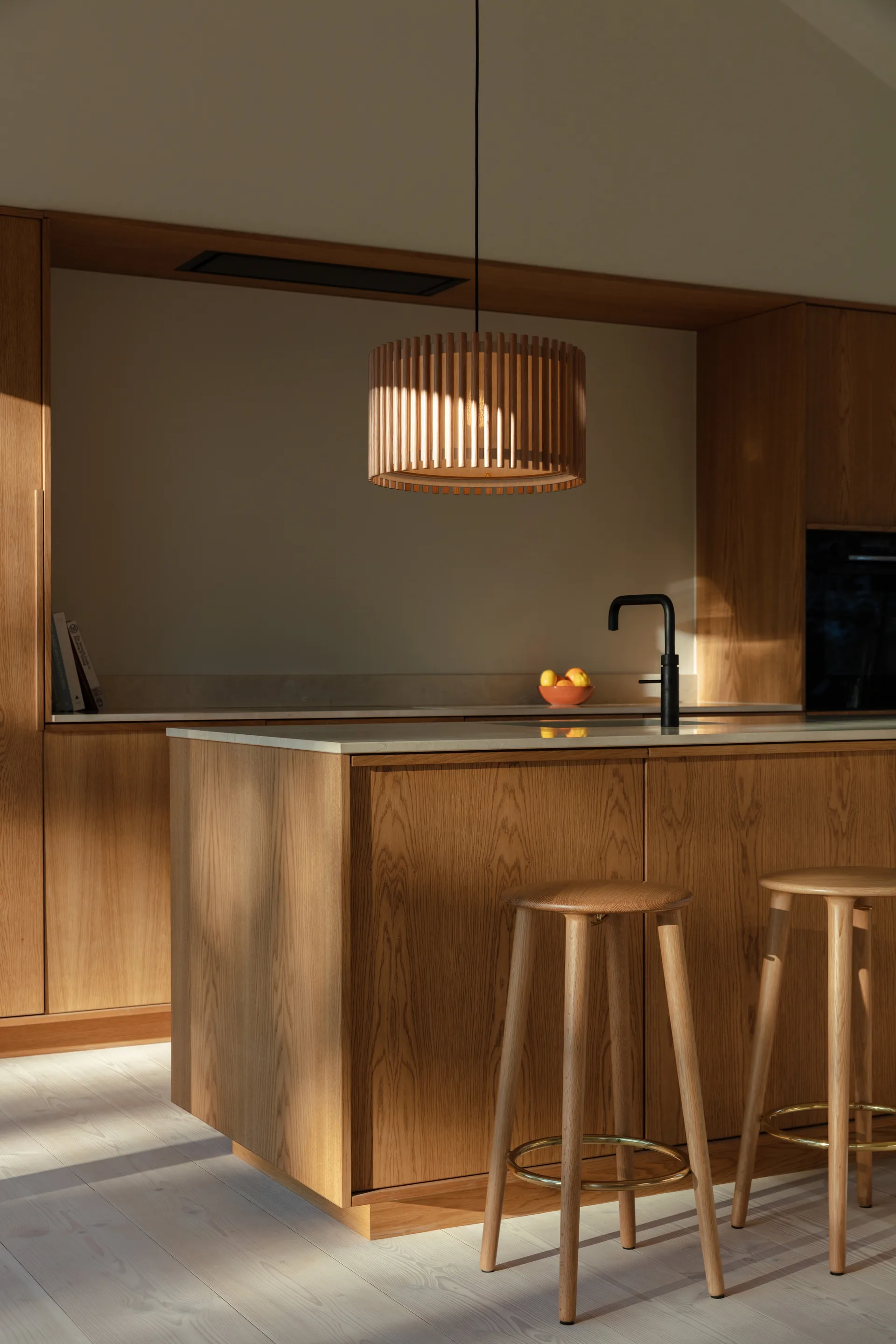 Komorebi pendant large, Circle oak-black Umage