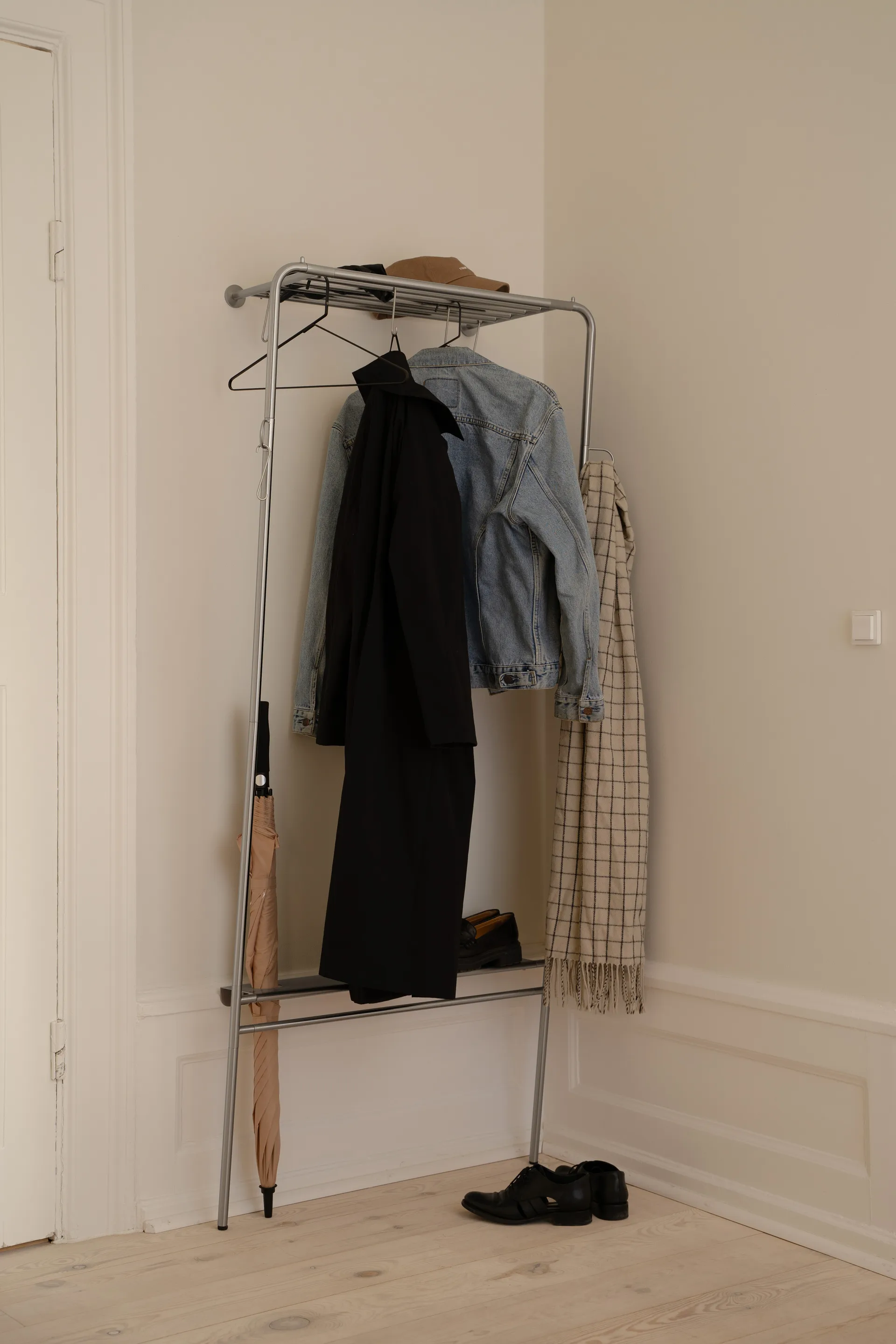 Lean On Me hanger, Steel Umage