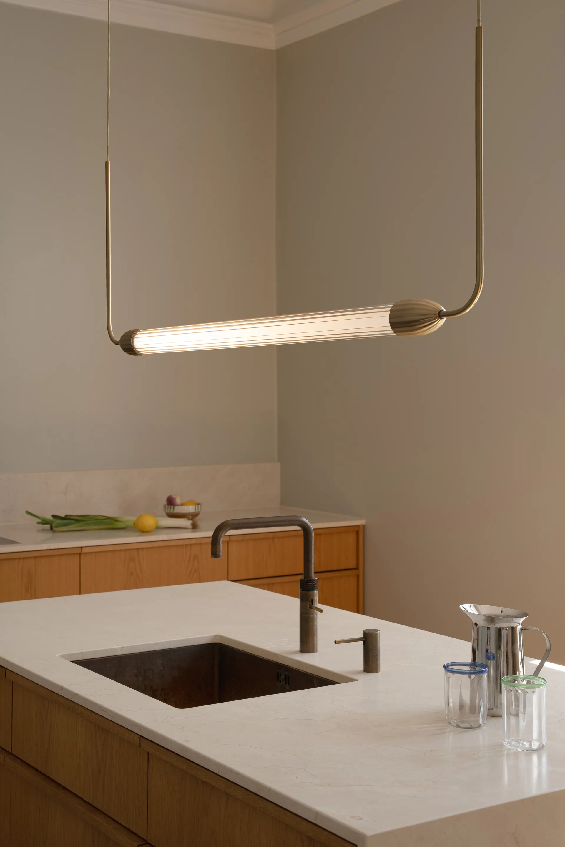 Lemon Squeeze linear pendant, Brass Umage