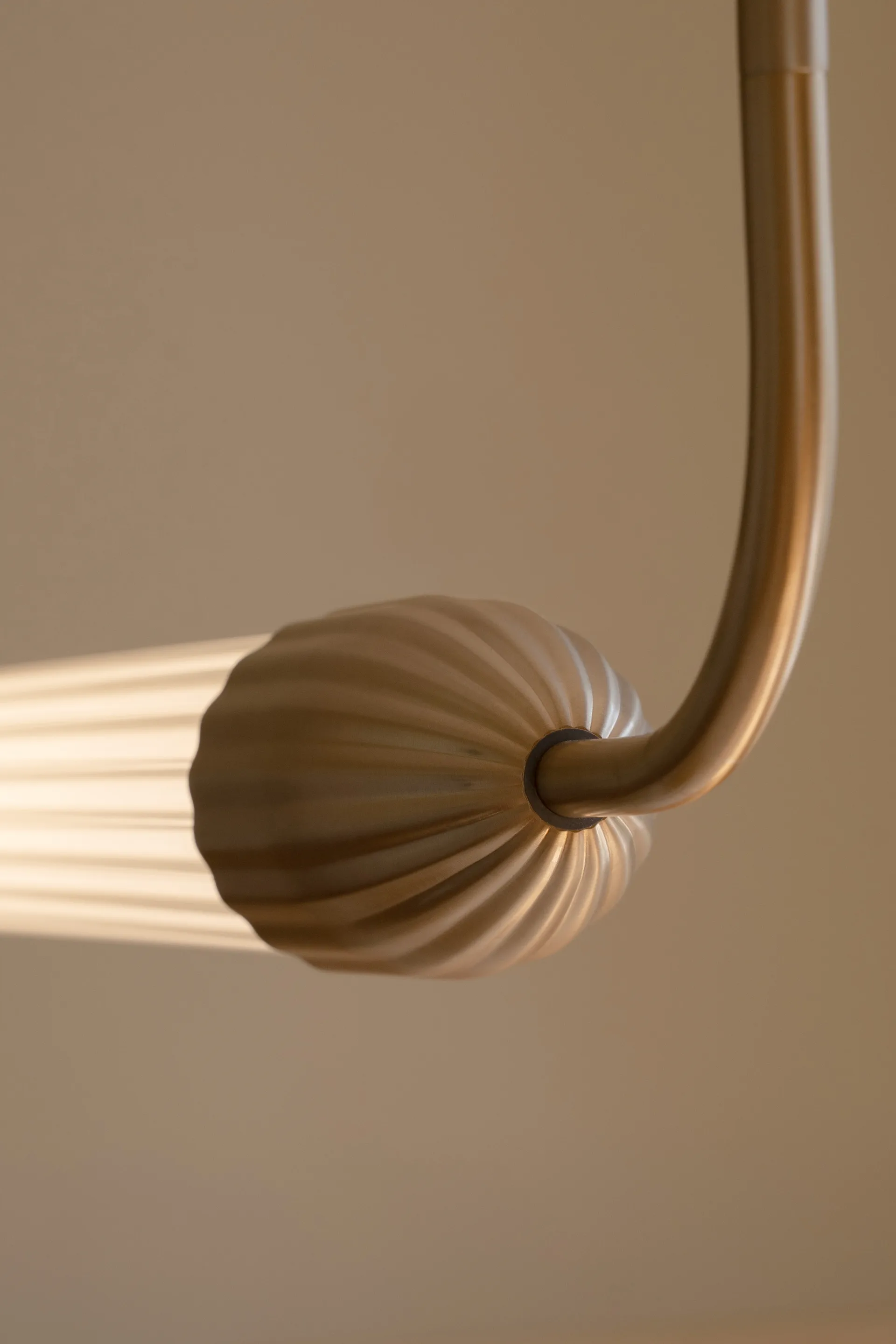 Lemon Squeeze linear pendant, Brass Umage
