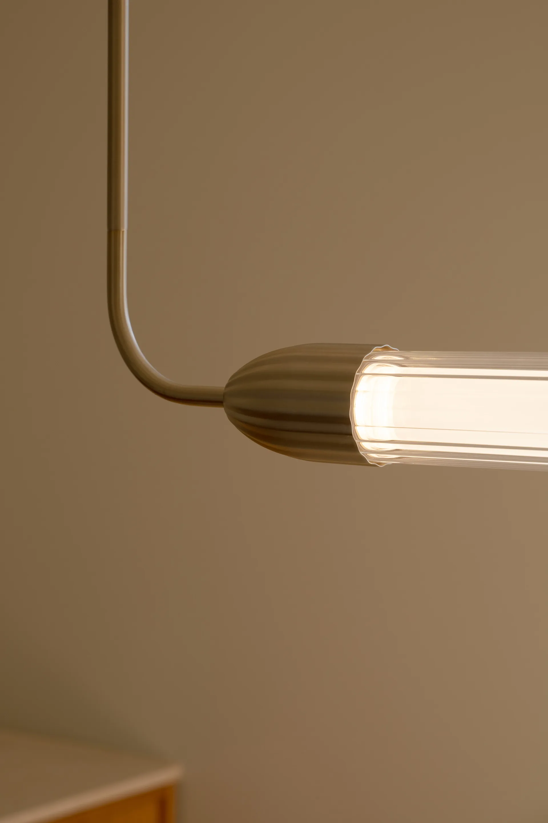 Lemon Squeeze linear pendant, Brass Umage