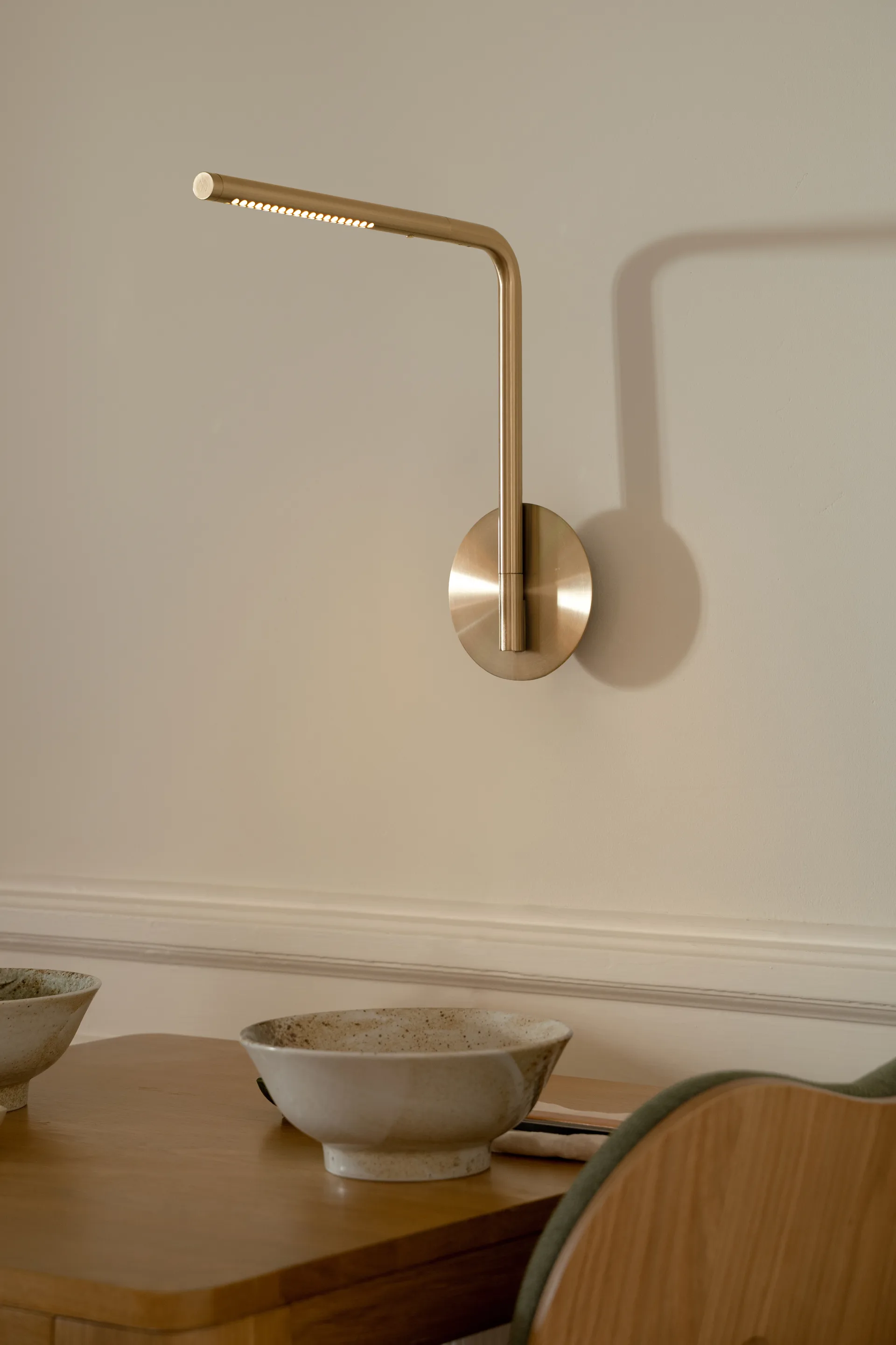 Omni Pivot wall lamp, Brass Umage