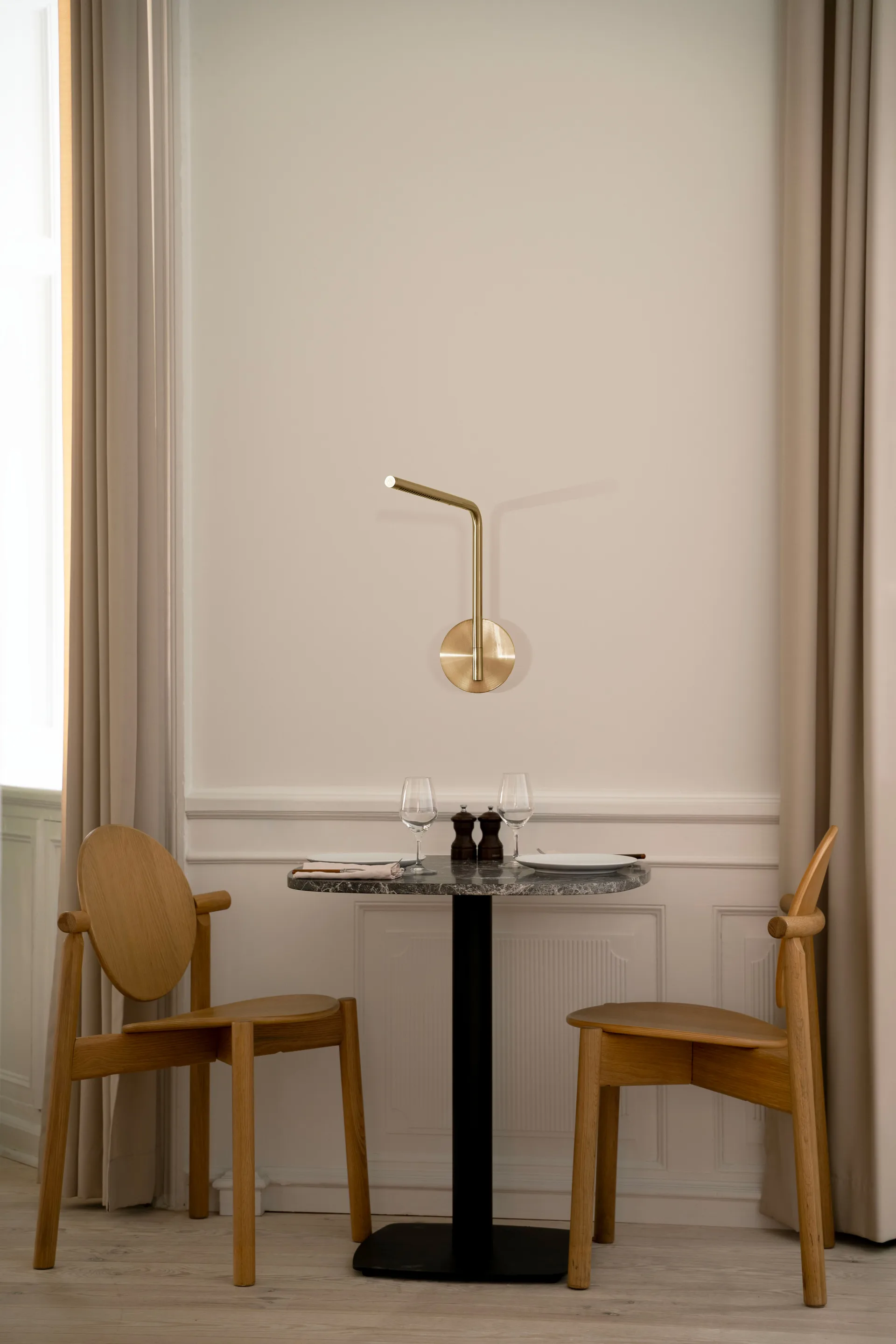 Omni Pivot wall lamp, Brass Umage