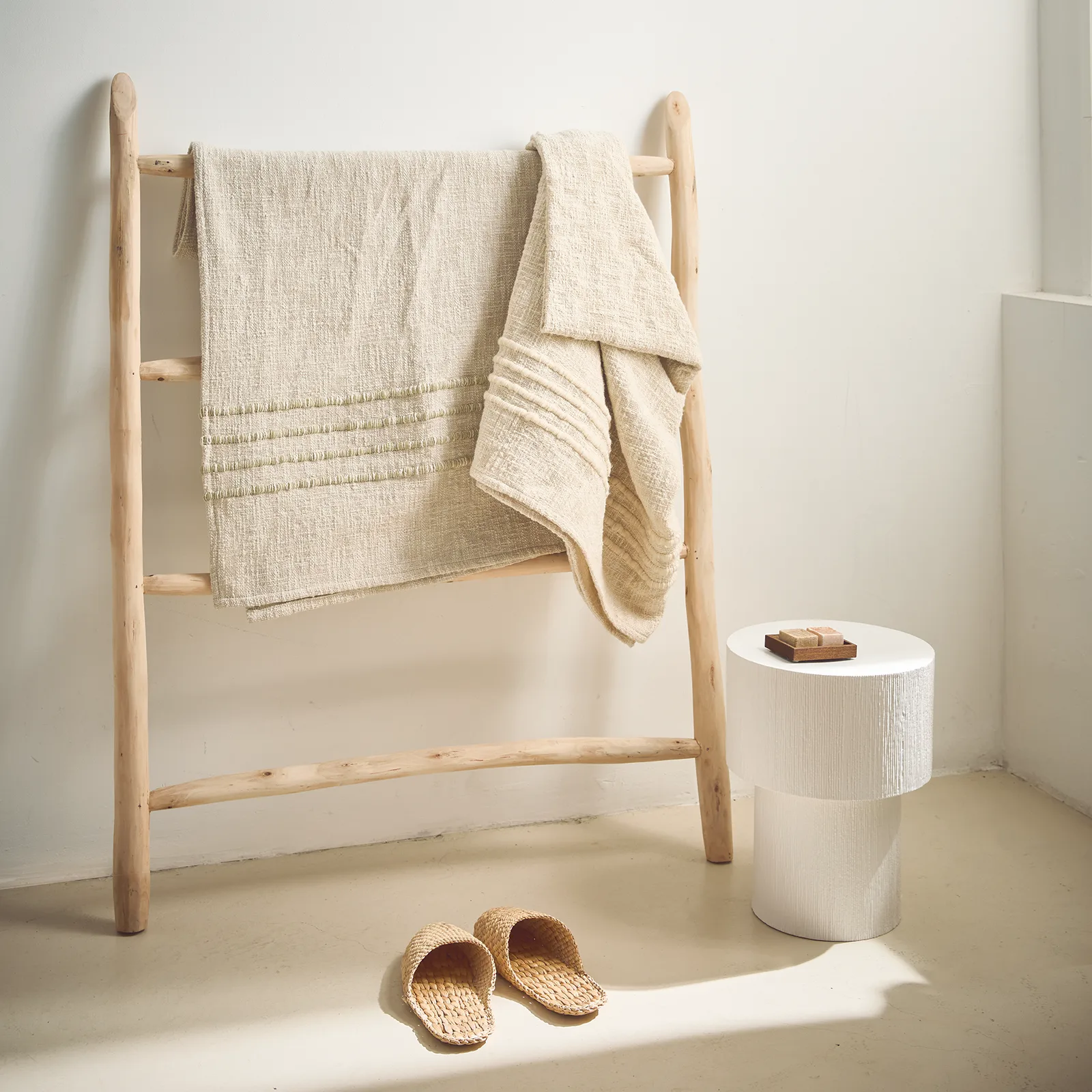 Alezio side table Ø28.7 cm, Off white URBAN NATURE CULTURE