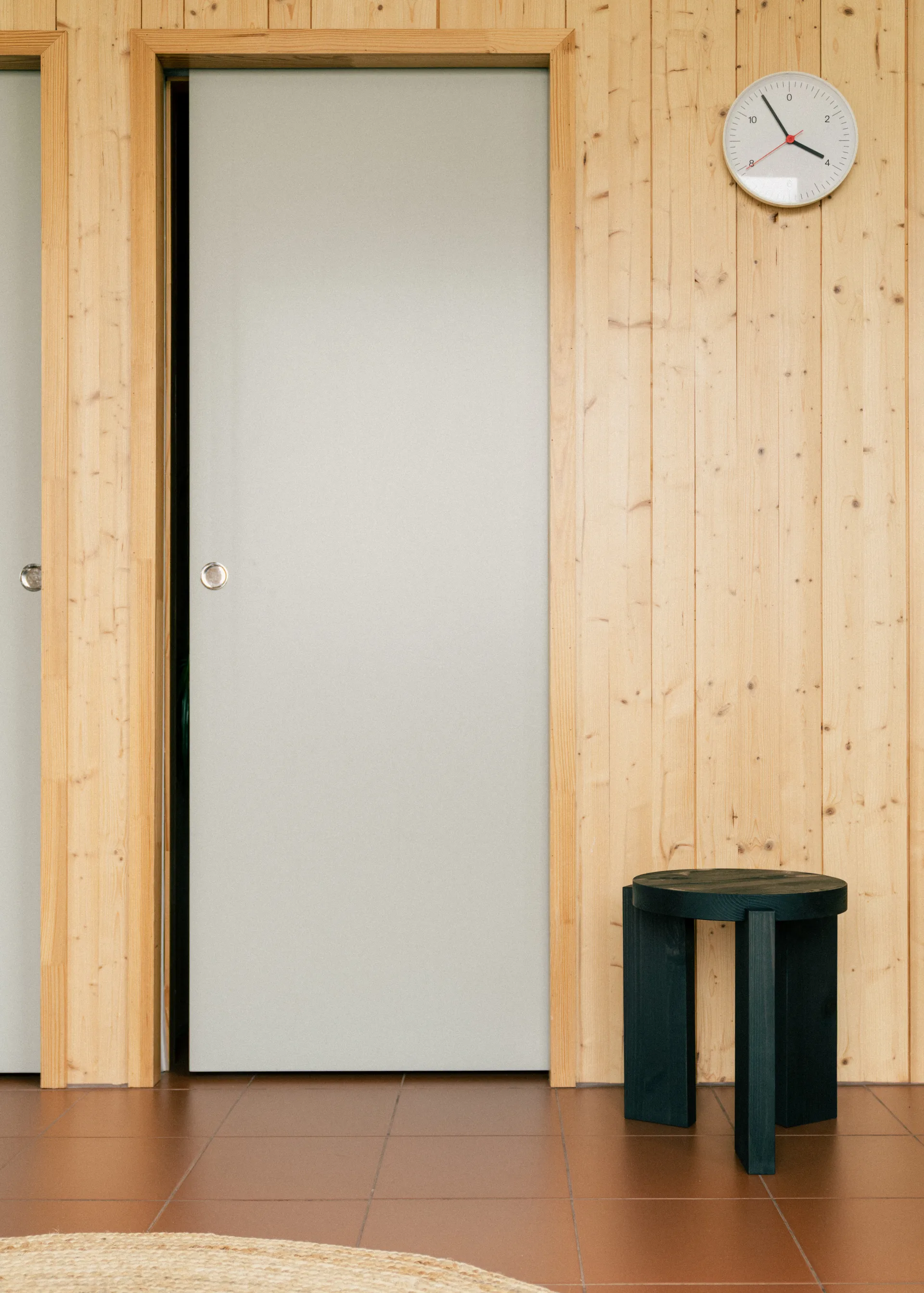 001 Stool stool, Black-stained pine, Ø40x44 cm Vaarnii