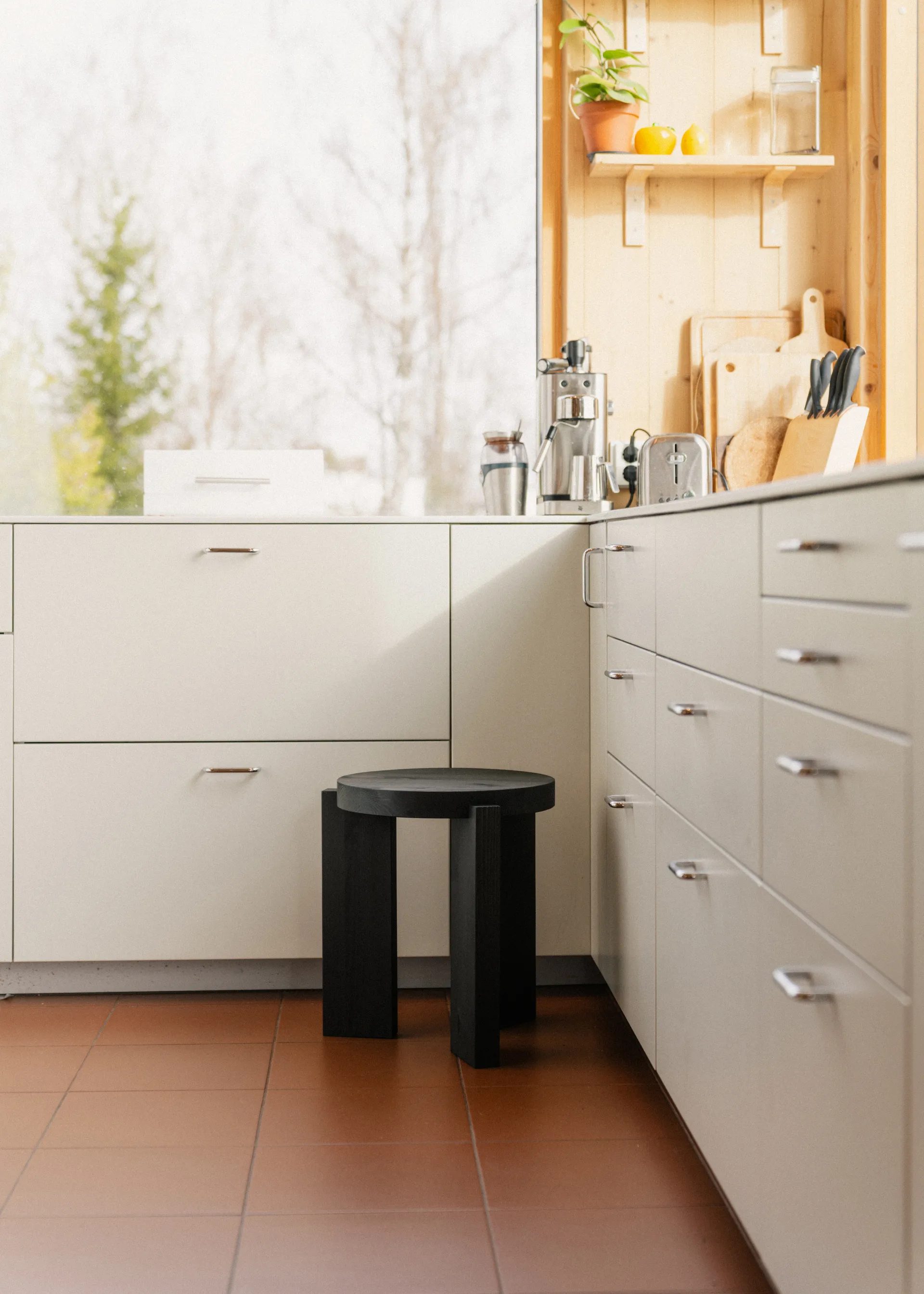 001 Stool stool, Black-stained pine, Ø40x44 cm Vaarnii