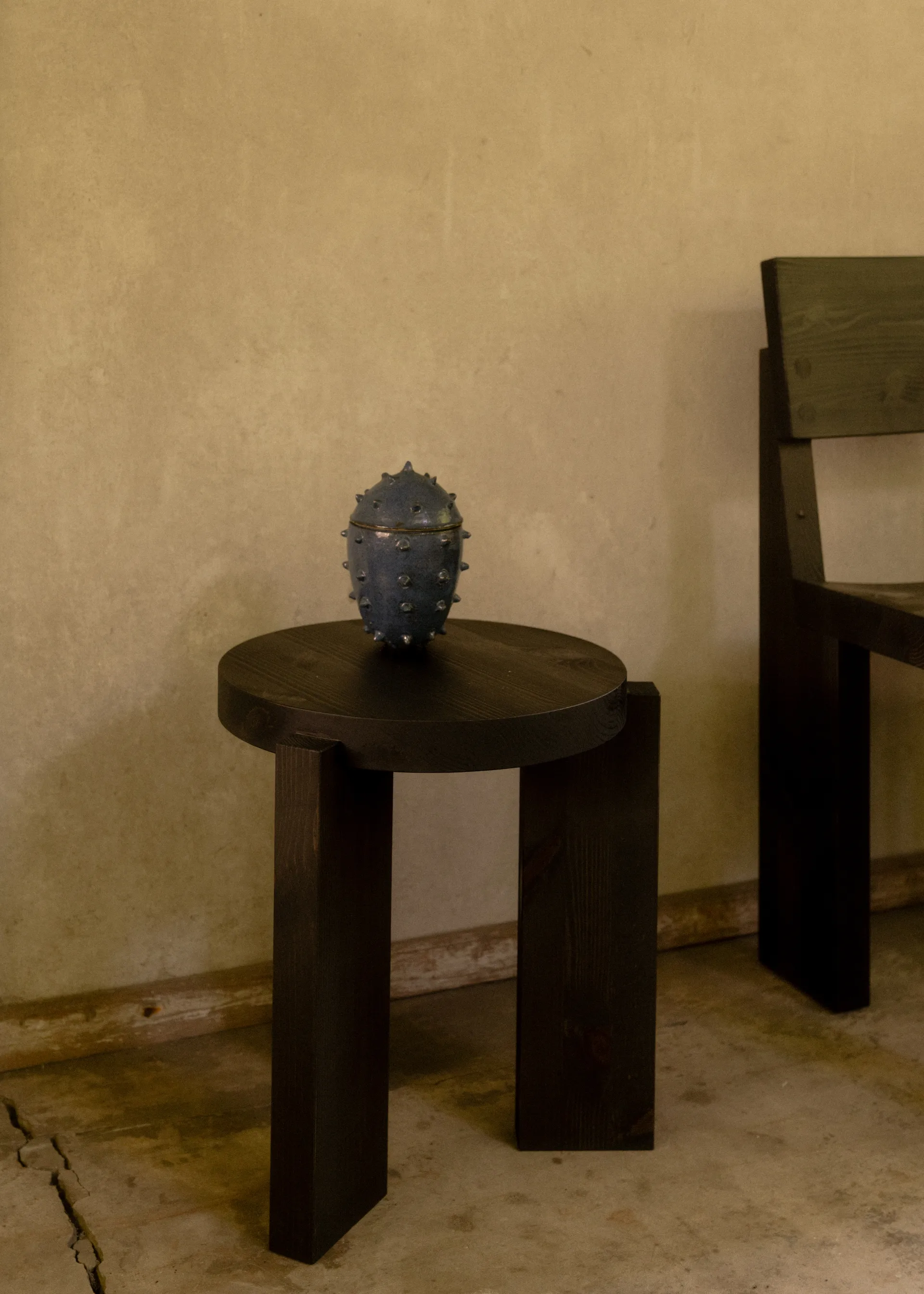 001 Stool stool, Black-stained pine, Ø40x44 cm Vaarnii