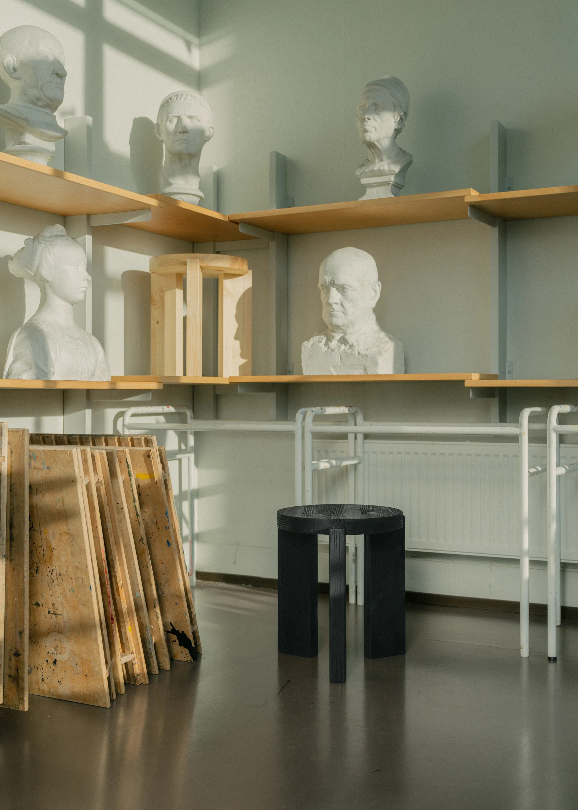 001 Stool stool, Black-stained pine, Ø40x44 cm Vaarnii