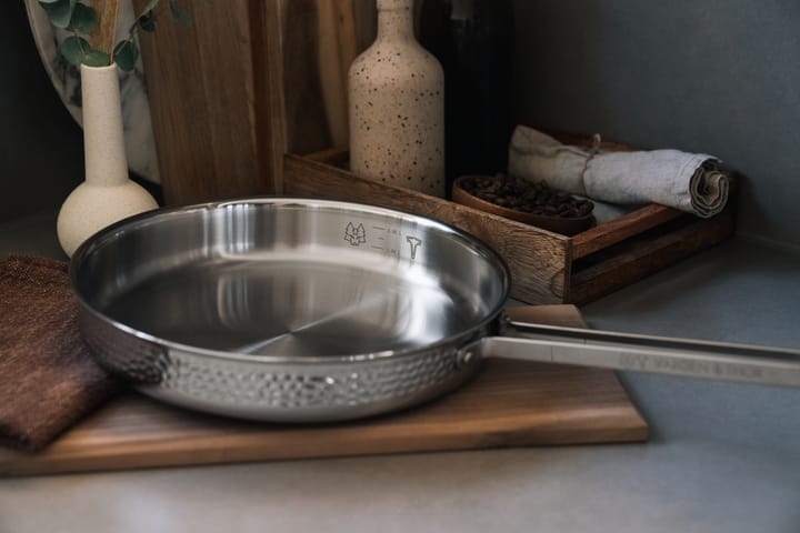 Modell M1 hammered sauce pan Ø28 cm - Chrome with lid - Vargen & Thor