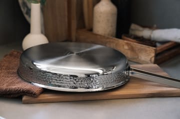 Modell M1 hammered sauce pan Ø28 cm - Chrome with lid - Vargen & Thor